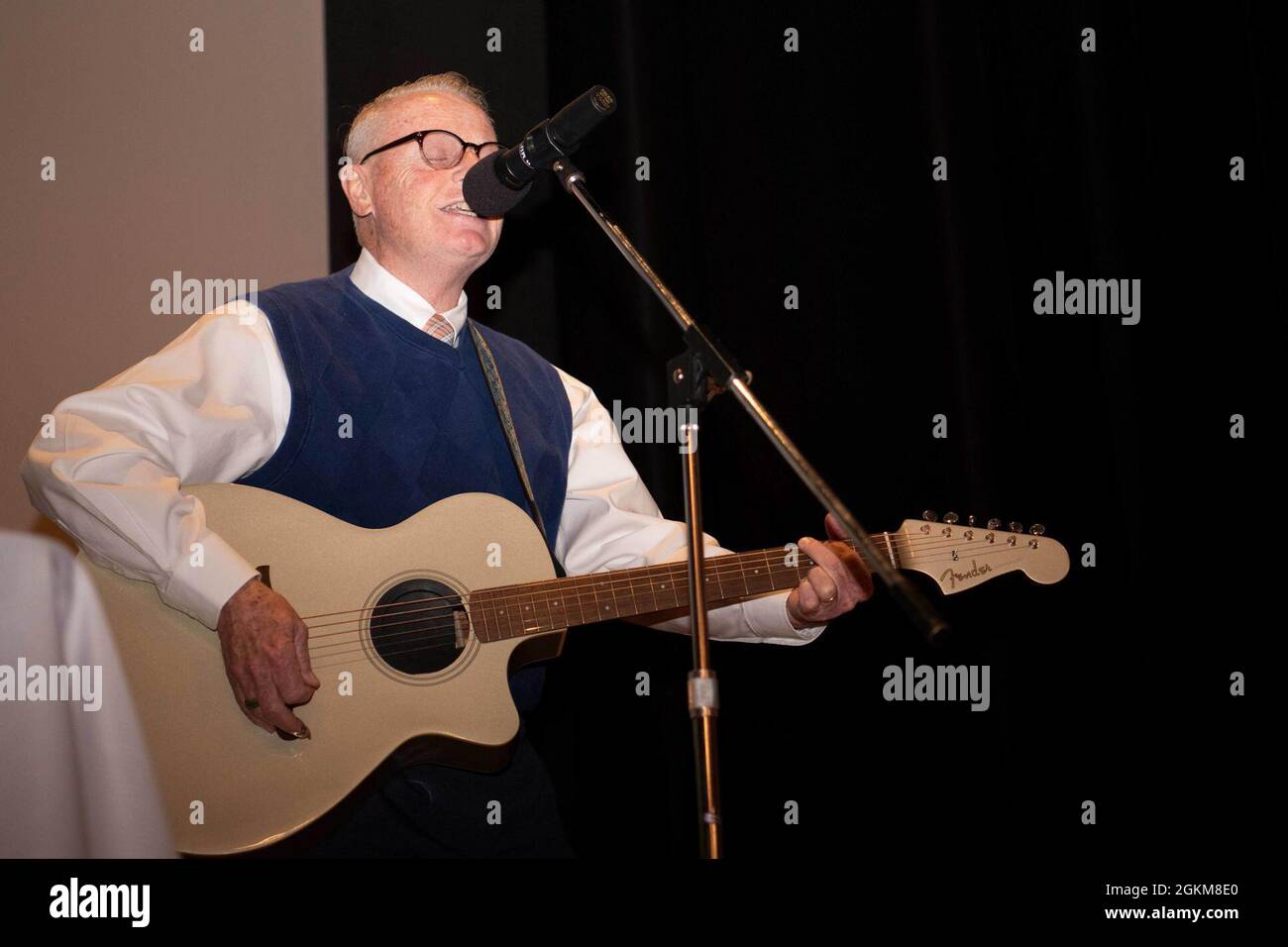 Mark Warner, 90 MW wing process manager, suona una canzone durante un evento narrativo del 24 maggio 2021, presso F.E. Base dell'aeronautica militare Warren, Wyoming. L'evento narrativo è stato organizzato per sensibilizzare l'opinione pubblica sulla prevenzione del suicidio e incoraggiare la resilienza. Foto Stock