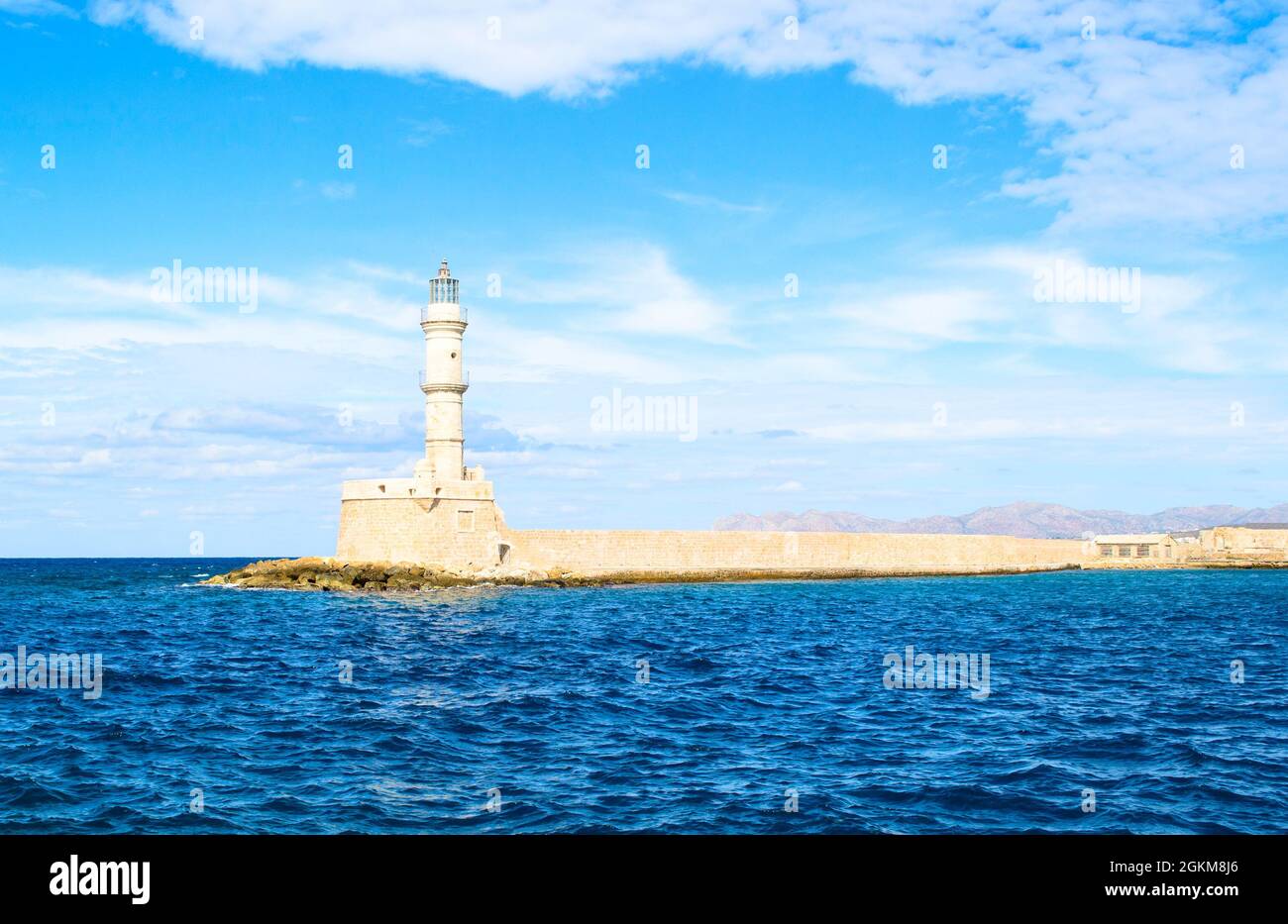 Faro soleggiato in Mar Mediterraneo, Creta, Grecia Foto Stock