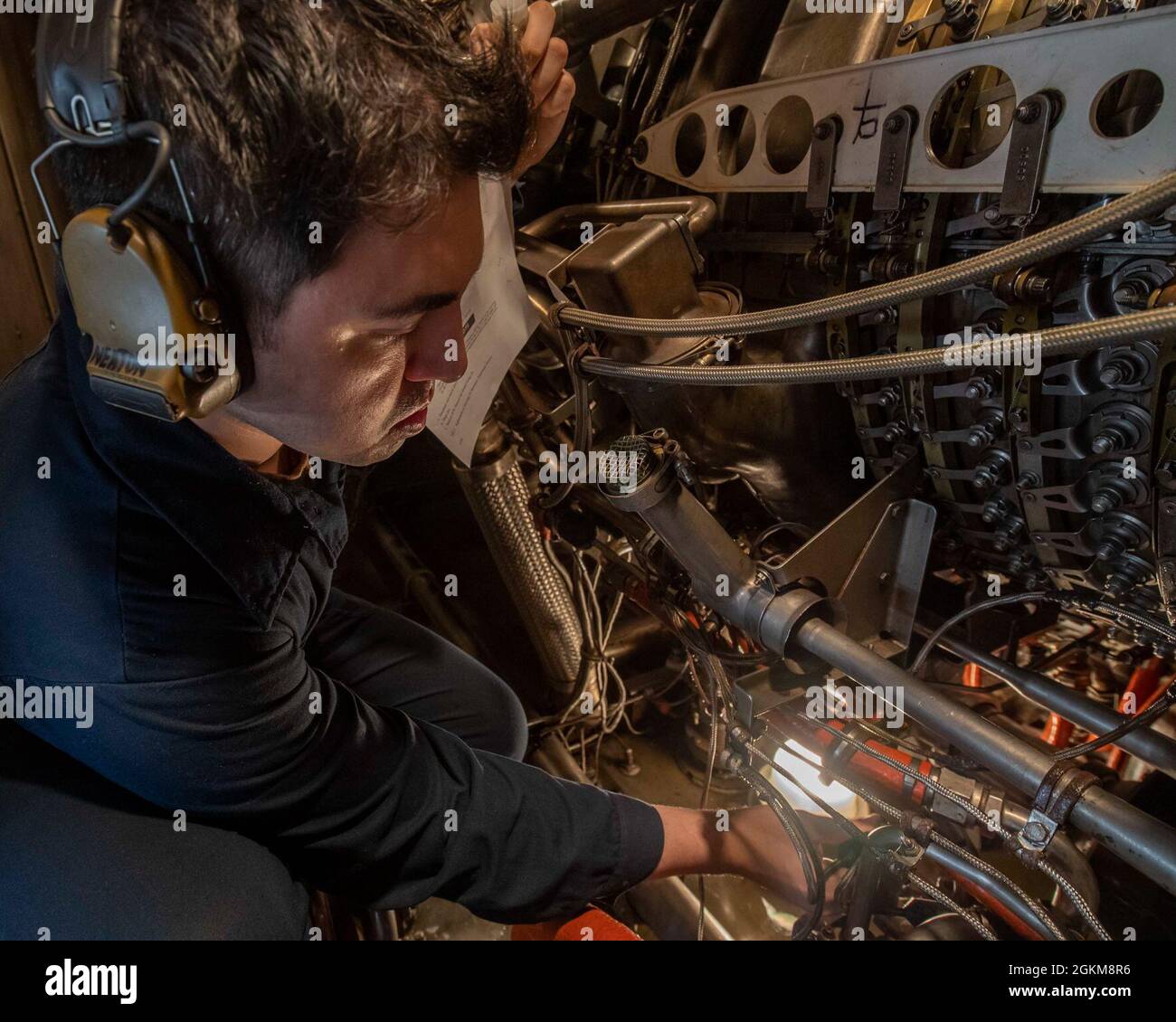 210524-N-JW440-5045 PHILIPPINE SEA (24 maggio 2021) gas turbine System Technician (Electric) 1st Class John Newton, di Albany, N.Y., esegue la manutenzione di una turbina all'interno della sala motori principale dell'incrociatore missilistico guidato di classe Ticonderoga USS Shiloh (CG 67). Shiloh è collegato al Comandante, Task Force 70/Carrier Strike Group 5 che conduce operazioni in corso a sostegno di un libero e aperto Indo-Pacific. Foto Stock