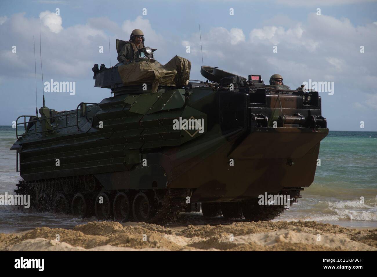 Marines USA con la Società B, 3d Assault Battaglione anfibio attualmente assegnato a 4th Marines, 3d Marine Division condurre operazioni in acqua con veicoli anfibi d'assalto a Camp Schwab, Okinawa, Giappone, 24 maggio 2021. L'esigente pacchetto di addestramento ha rafforzato la capacità di condurre operazioni anfibie nel Pacifico con la reintegrazione di robusti connettori tattici da nave a riva, restituendo efficacemente importanti capacità alla III forza di spedizione marina. Foto Stock