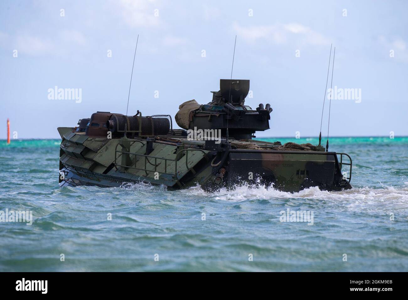 Marines USA con la Società B, 3d Assault Battaglione anfibio attualmente assegnato a 4th Marines, 3d Marine Division condurre operazioni in acqua con veicoli anfibi d'assalto a Camp Schwab, Okinawa, Giappone, 24 maggio 2021. L'esigente pacchetto di addestramento ha rafforzato la capacità di condurre operazioni anfibie nel Pacifico con la reintegrazione di robusti connettori tattici da nave a riva, restituendo efficacemente importanti capacità alla III forza di spedizione marina. Foto Stock