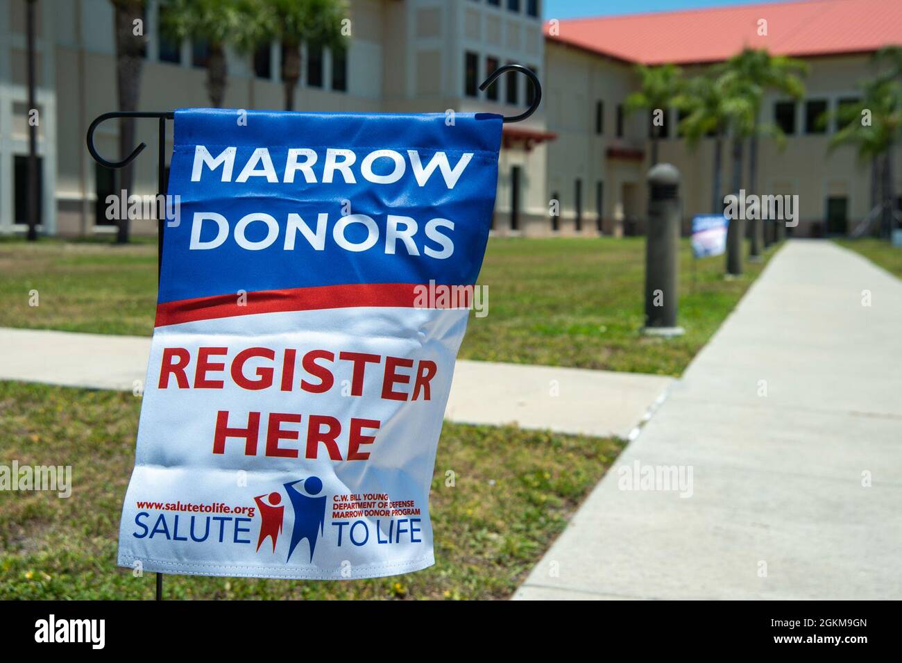 Un banner Salute per la vita si trova vicino a una tenda accanto al 6° Gruppo medico presso la base dell'aeronautica di MacDill, Florida, 24 marzo 2021. Il banner era lì per aiutare ad informare gli individui circa un'unità di registrazione del midollo osseo che era ospitata presso MacDill AFB. Foto Stock