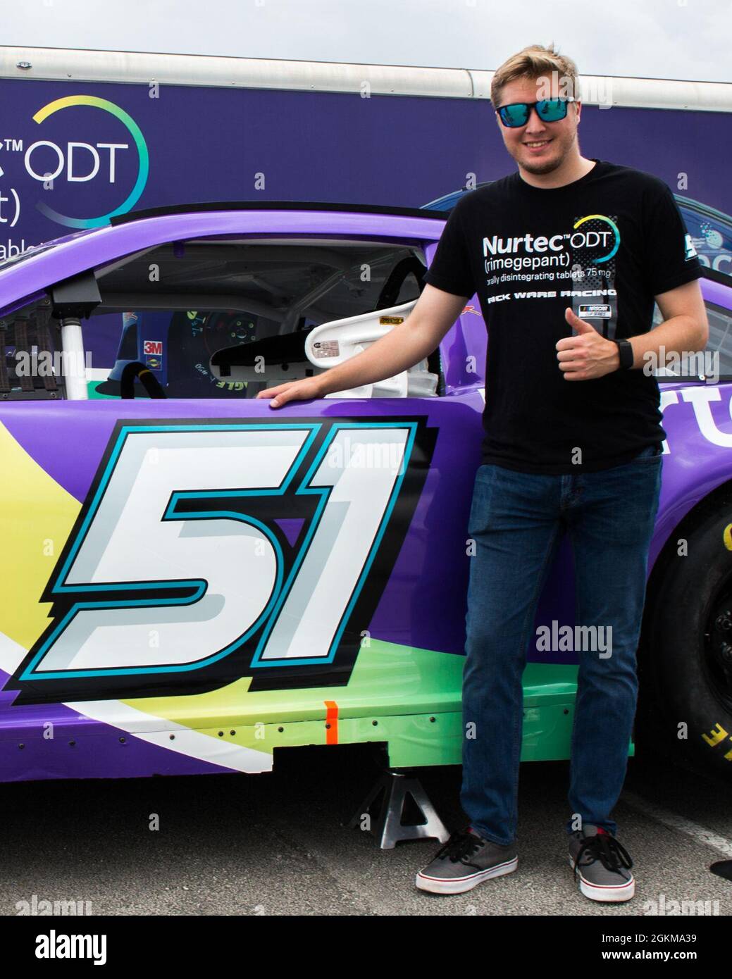 National Association for Stock Car Auto Racing (NASCAR) driver Garrett Smithley dà il pollice in su davanti alla sua show car alla Marine Corps Air Station (MCAS) Cherry Point, North Carolina, 25 maggio 2021. Smithley e il suo team hanno partecipato al MCAS Cherry Point per ospitare un incontro e un saluto con i membri del servizio, i dipendenti civili e le loro famiglie come parte della sua “Campagna saluta militare” nel tentativo di ringraziare le forze armate. La presenza di pubblicità non costituisce un'approvazione da parte del corpo Marino degli Stati Uniti e MCAS Cherry Point. Foto Stock