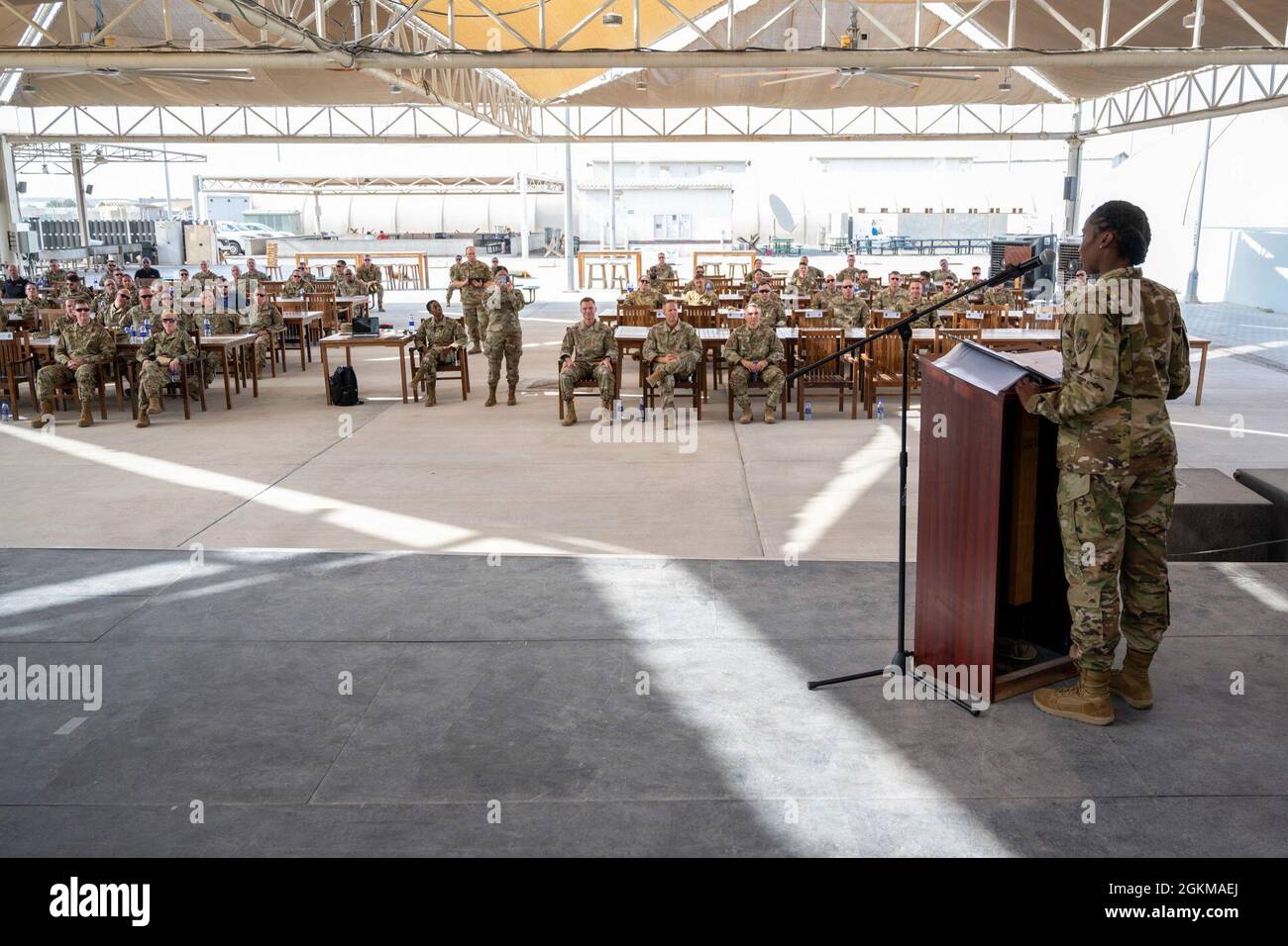 Monica L. Mason, 380esimo comandante Squadron del supporto della forza di spedizione (EFSS), esprime commenti durante la cerimonia di cambio di comando dell'EFSS alla base aerea di al Dhafra, Emirati Arabi Uniti, 25 maggio 2021. Maj. Mason assunse il comando dell'EFSS dal Maj. Matthew A. McWhirter prima della cerimonia. Foto Stock