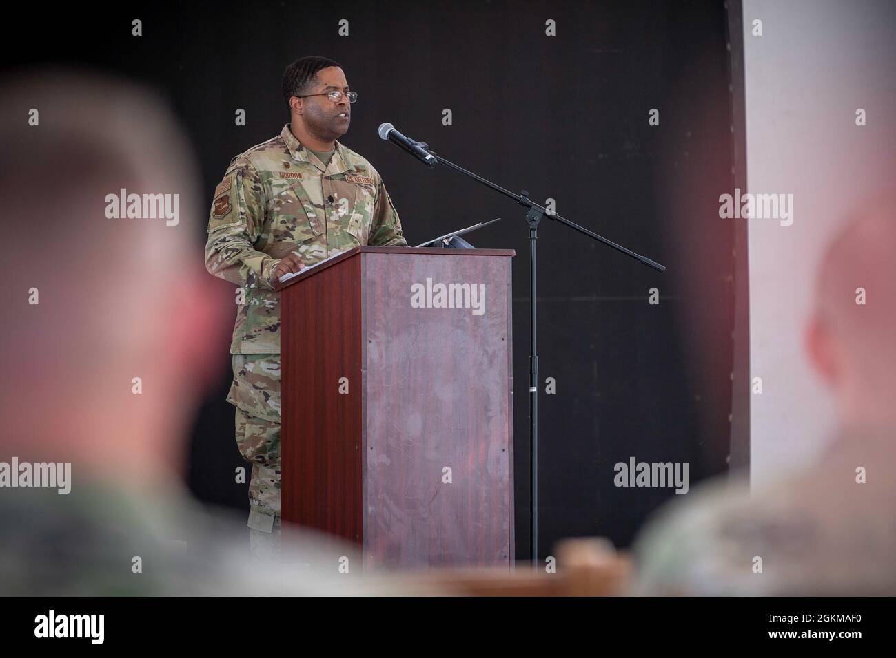 Lamont C. Morrow, 380esimo comandante del gruppo di supporto alla missione di spedizione, presiede la 380a cerimonia di cambio di comando della forza di spedizione (EFSS) alla base aerea di al Dhafra, Emirati Arabi Uniti, 25 maggio 2021. Monica L. Mason assumerà il comando dell'EFSS dal Maj. Matthew A. McWhirter. Foto Stock