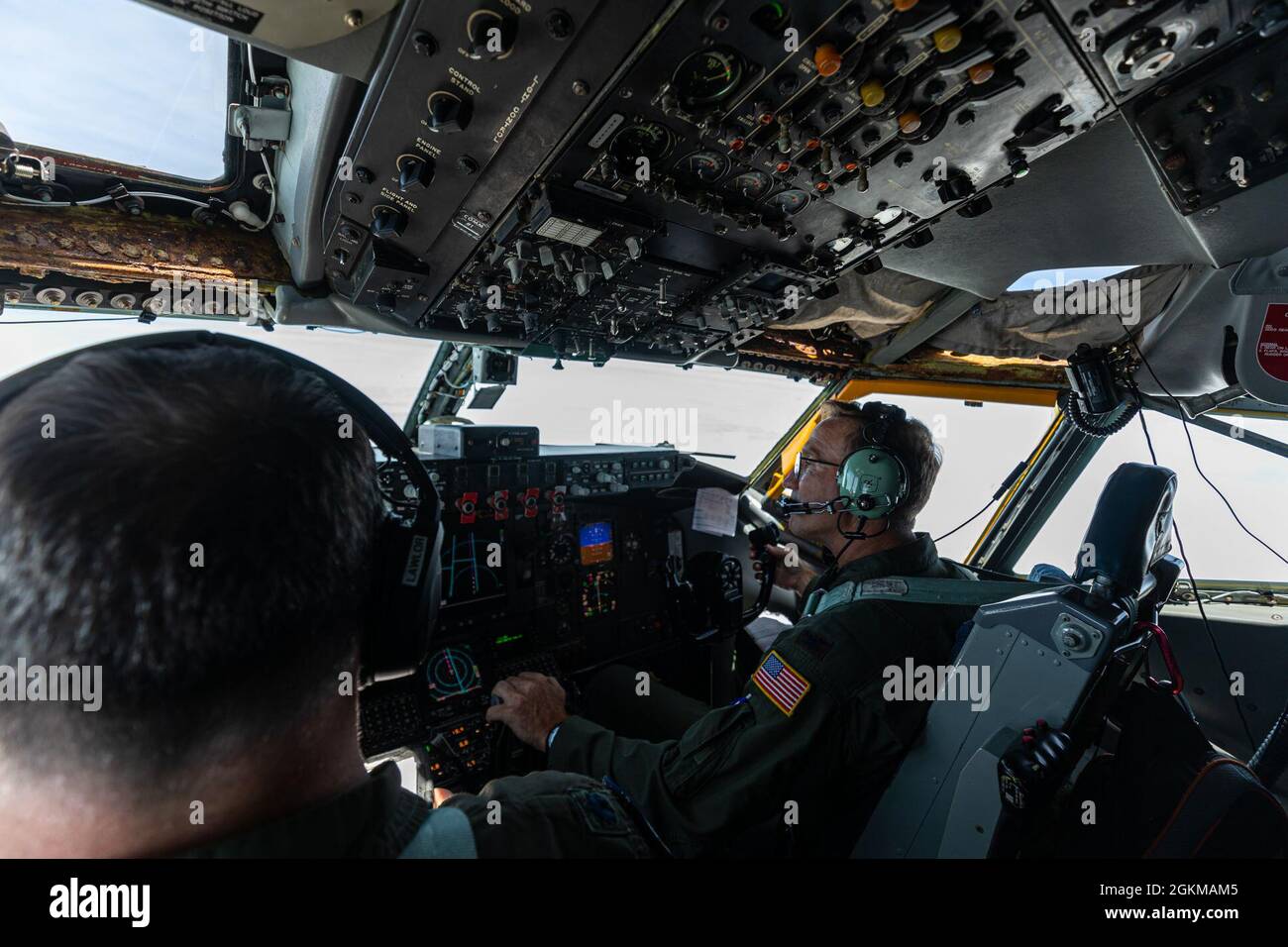 John Cosgrove, a destra, comandante della 108a ala, e il Lt. Christian Lawlor, volano un KC-135R Stratotanker sopra la base congiunta McGuire-Dix-Lakehurst, N.J., 25 maggio 2021. Il KC-135R Stratotanker offre la capacità di rifornimento delle antenne principali e migliora la capacità dell'Air Force di realizzare la sua missione principale di portata globale. Foto Stock