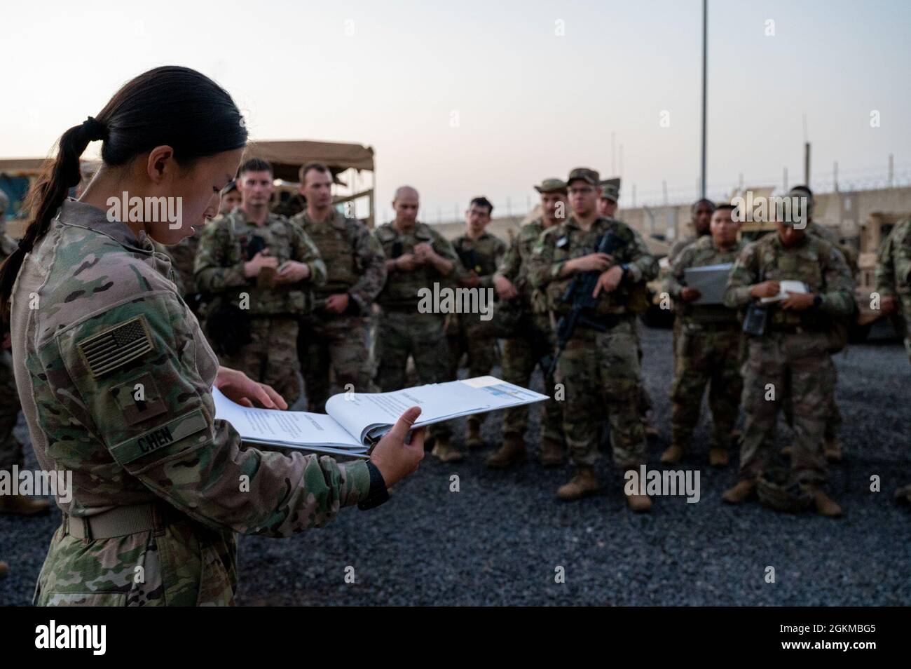 Emily Chen, ufficiale di supporto al fuoco assegnato alla Task Force Iron Grey, fornisce un briefing sulla missione prima di un'esercitazione congiunta sul fuoco vivo del mortaio accanto alle forze partner francesi assegnate al 5e Overseas Interarms Regiment in una località non divulgata a Gibuti, 25 maggio 2021. Le forze americane e francesi si sono formate insieme per rafforzare i legami tra le nazioni alleate e imparare le tecniche reciproche per il fuoco indiretto. Foto Stock