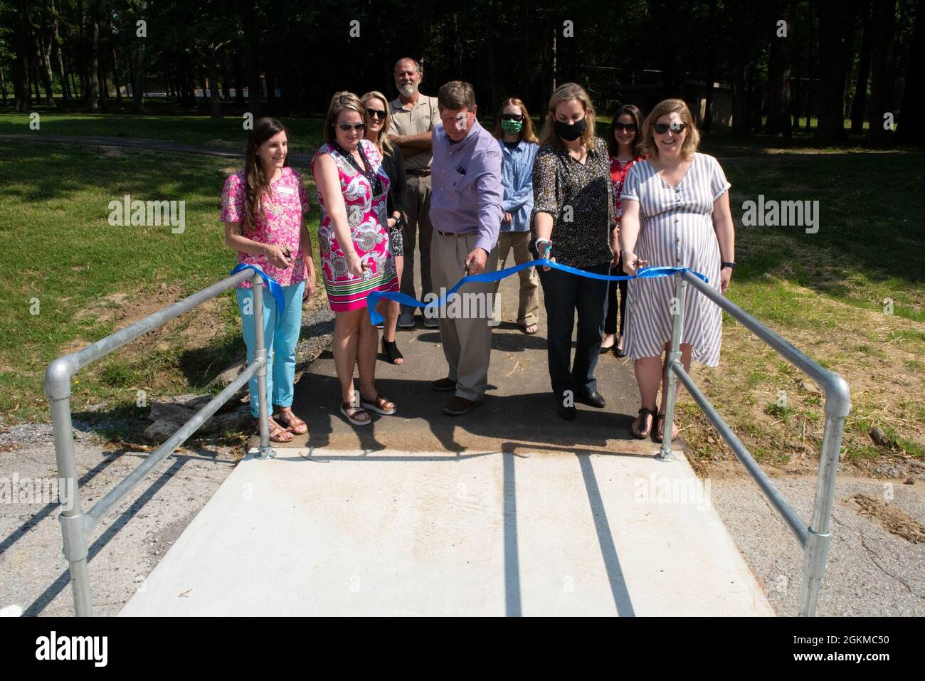 I funzionari del Tennessee Health Department, del Sumner County Health Department, della Sumner County e del U.S. Army Corps of Engineers Nashville District dedicano un percorso di circa 5 chilometri il 25 maggio 2021 alla Rockland Recreation Area, sulla costa dell'Old Hickory Lake. Il taglio del nastro è culminato in uno sforzo congiunto per costruire un percorso di fitness loop per fornire un percorso per le persone di esercitare in modo sicuro al progetto USACE-operated. Foto Stock