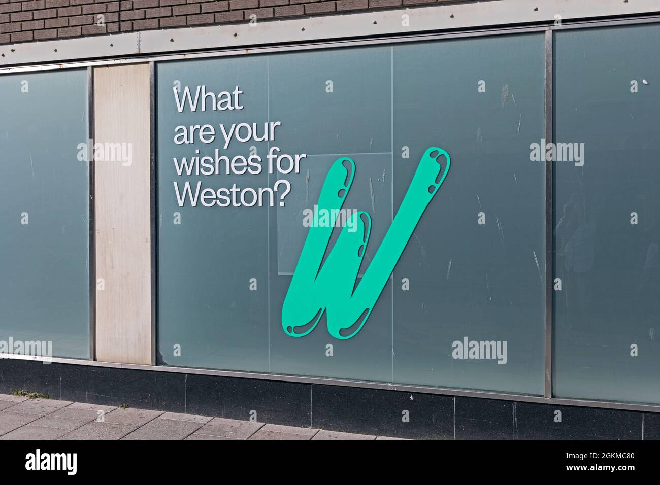 Un cartello con lo slogan “quali sono i vostri desideri per Weston?” Nella finestra dell'ex negozio vuoto Marks and Spencer a Weston-super-Mare, Regno Unito Foto Stock