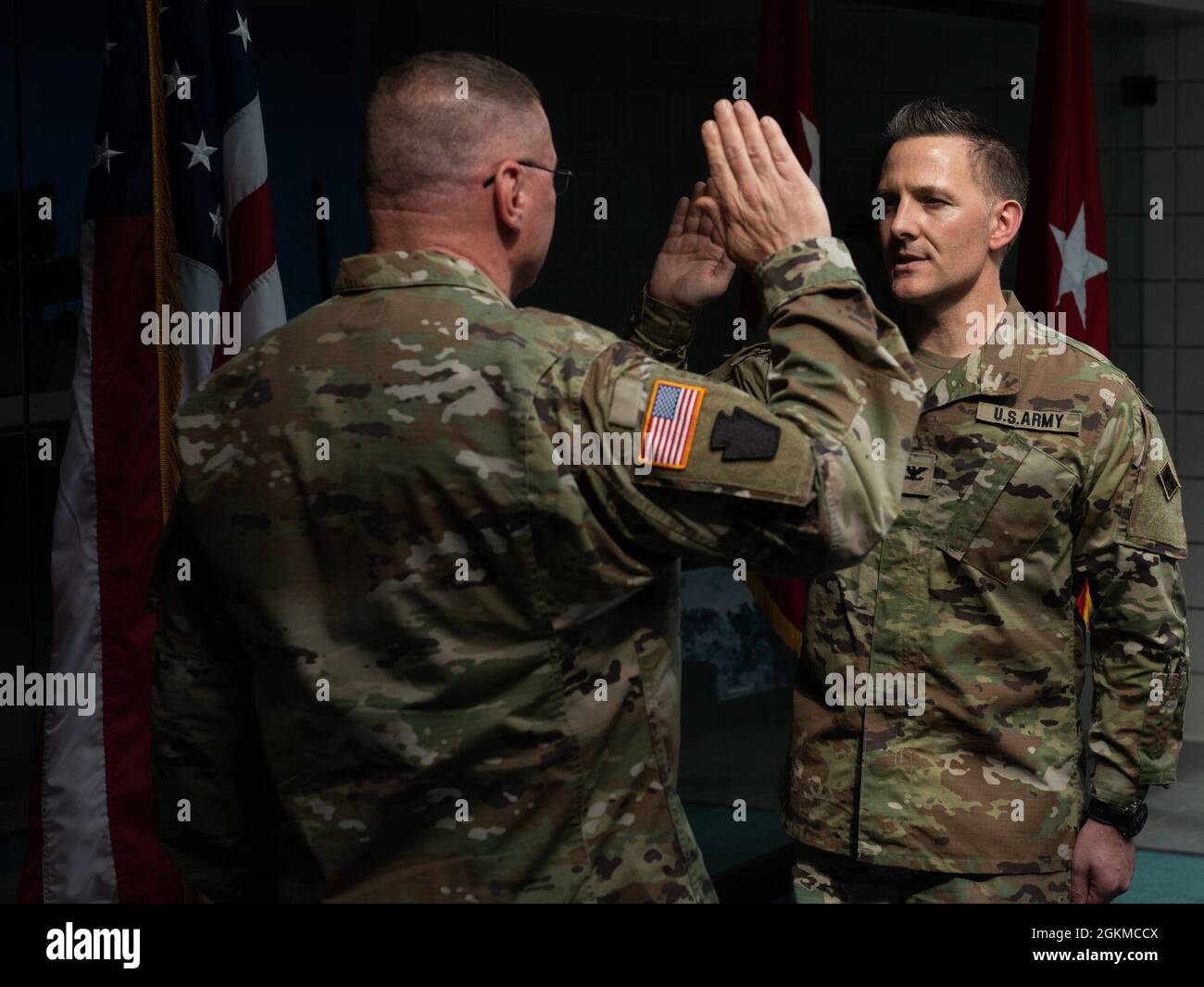 Il col Roger Zeigler (a destra), vice capo dello staff della Guardia Nazionale del Vermont per la logistica, recita il giuramento di Ufficio durante la sua cerimonia di promozione a Camp Johnson, Vermont, 25 maggio 2021. Gen. Greg Knight (a sinistra), il generale aggiunto del Vermont, è stato il presidente ufficiale della cerimonia. Zeigler ha 28 anni combinati di servizio in uniforme, compresi 4.5 anni come soldato arruolato e 23.5 anni come ufficiale dell'esercito. Foto Stock