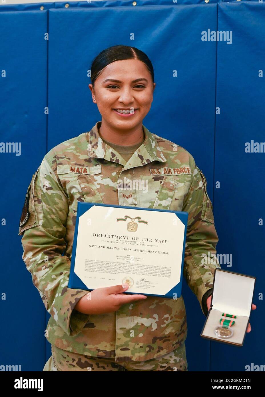 Senior Airman Karla Alejandra Mata, 776th Expeditionary Air base Squadron  Services Airman è stata premiata con la medaglia Navy and Marine Corps  Achievement per i suoi notevoli sforzi mentre si è schierato