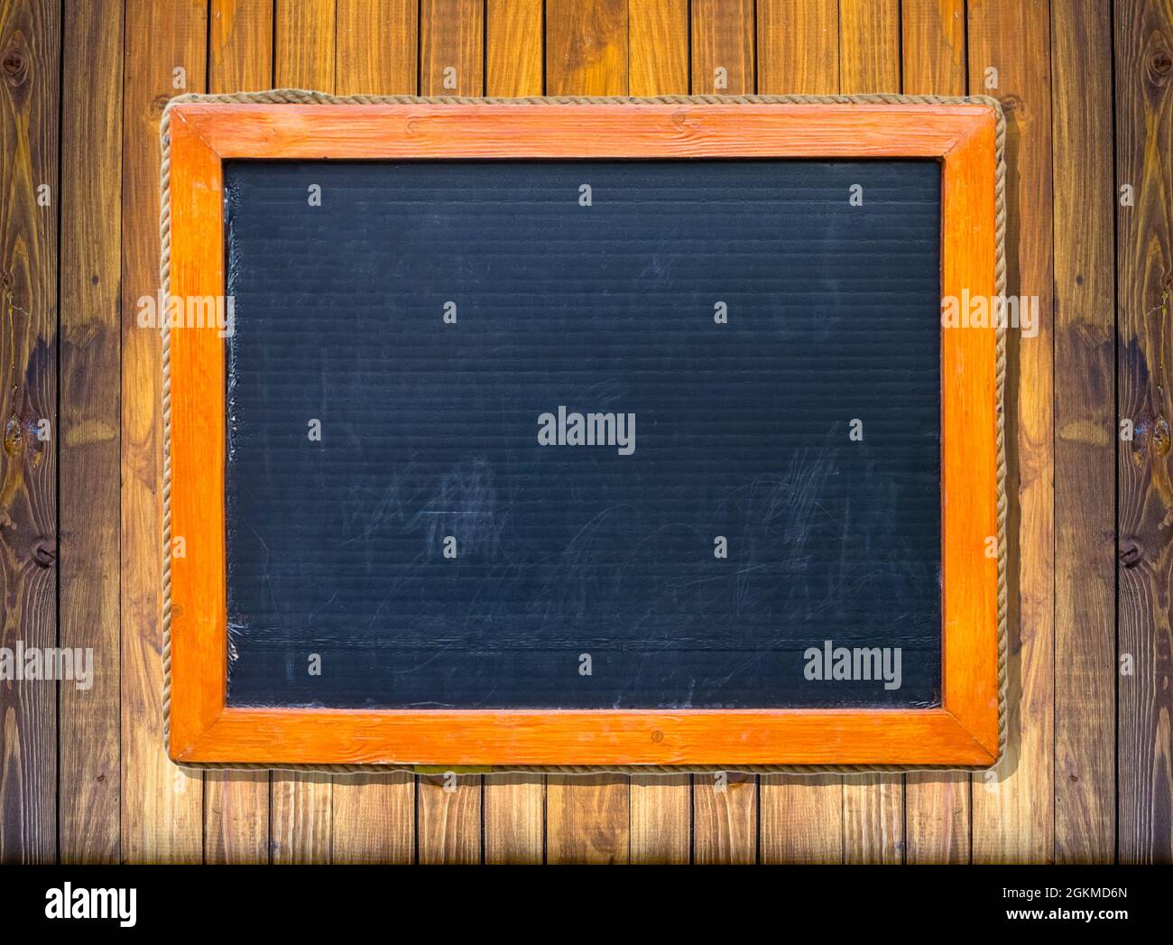 Vista frontale di una lavagna vuota sopra la superficie di legno intemperie Foto Stock