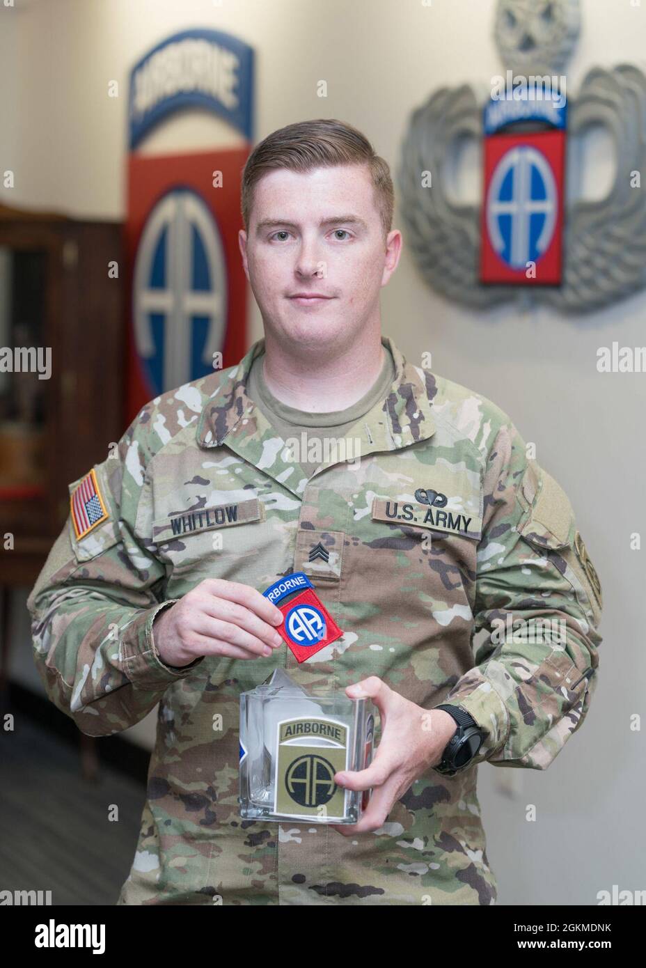 SGT. Robert Whillow III dal 49° distacco degli Affari pubblici dona una patch colorata per il 77° anniversario in Normandia, Francia. Foto Stock