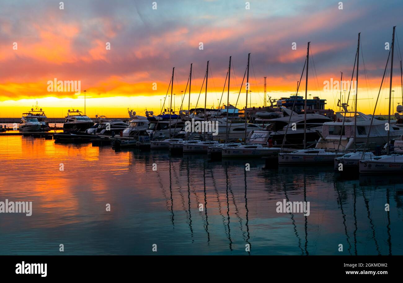 Sochi, Russia - 18 febbraio 2017: Navi portuali e yacht Foto Stock