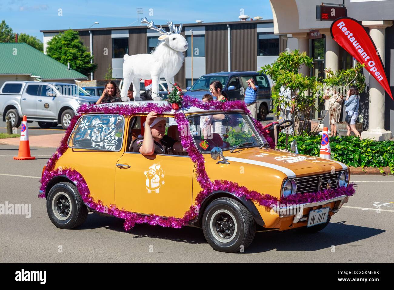 Un'auto Mini Clubman coperta di tinsel che partecipa ad una sfilata di Natale a Rotorua, Nuova Zelanda Foto Stock