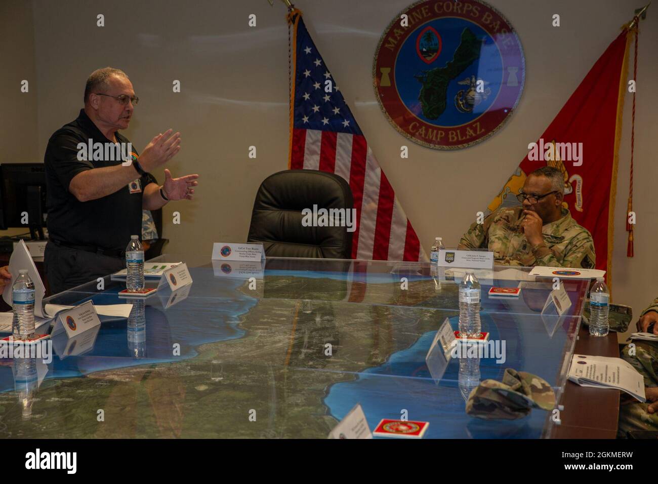 Dave Bednarcik, il Marine Corps base (MCB) Camp Blaz Range Management Officer, briefing Command Sgt. Maj. Della Guardia Nazionale dell'Esercito John Sampa, durante una visita a MCB Camp Blaz, 26 maggio 2021. La visita a MCB Camp Blaz ha incluso incontri con la leadership e il personale chiave, e un tour delle gamme di MCB Camp Blaz e delle aree di formazione. Le visite a MCB Camp Blaz danno ai nostri partner e alla comunità locale l'opportunità di interagire con la base, rafforzando e migliorando al contempo le loro relazioni. Foto Stock