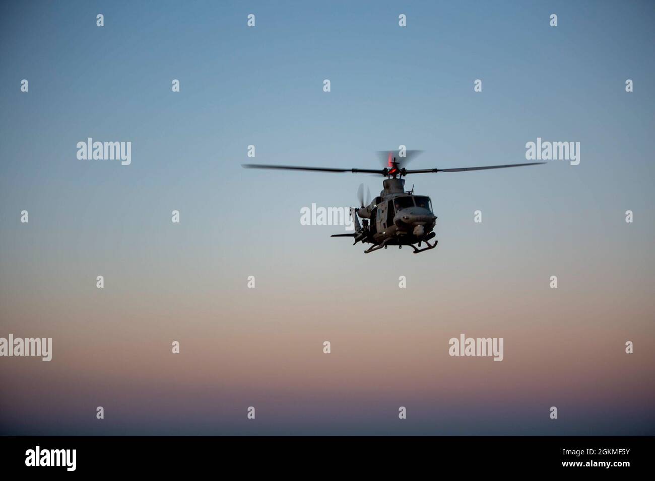 A U.S. Marine Corps UH-1Y Venom with Marine Light Attack Helicopter Squadron 469, Marine Aircraft Group 39, 3rd Marine Aircraft Wing (MAW), fornisce un supporto aereo ravvicinato sull'area di addestramento Quackenbush durante l'esercizio Titanium Wrath alla Marine Corps Air Station Miramar, California, 26 maggio 2021. Come “forza nella prontezza” dell’America, Marines deve rimanere pronta quando gli altri non lo sono. la potenza di combattimento di 3d MAW include centinaia di aerei pronti per i combattimenti, ciascuno gestito e mantenuto da migliaia di guerrieri professionisti in grado di pensare in modo critico e agire con decisione. Foto Stock
