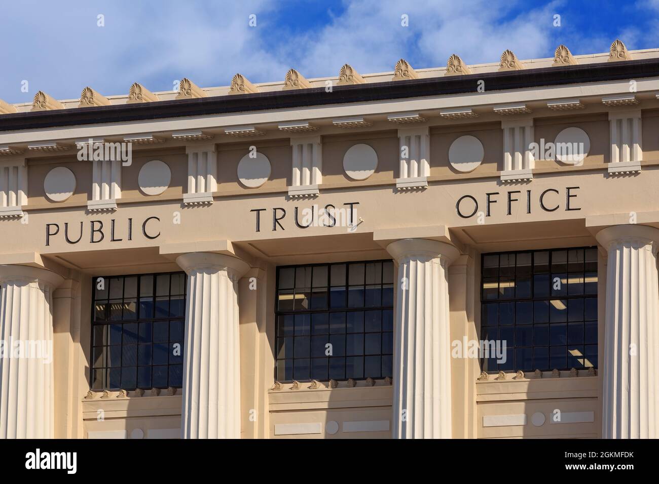 Dettaglio del Public Trust Office (costruito negli anni '20), un edificio classico di rinascita a Napier, Nuova Zelanda Foto Stock