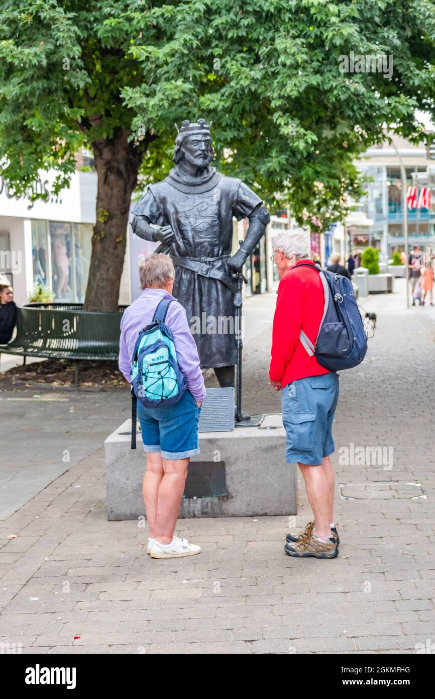 Vecchia coppia che legge l'iscrizione sulla statua del re Giovanni in King's Lynn Foto Stock
