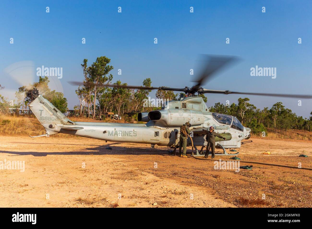 Marines USA con Marine Medium Tiltrotor Squadron 363 (rinforzato), forza di rotazione marina – Darwin, rifornisce un viper AH-1Z in un punto di armamento e rifornimento in avanti presso Mount Bundy Training Area, NT, Australia, 26 maggio 2021. L'AH-1Z Viper è stato rifornito prima della partenza per un esercizio di addestramento antincendio. La formazione affina le capacità dei Marines come una forza da combattimento abile e spedizionaria. Foto Stock