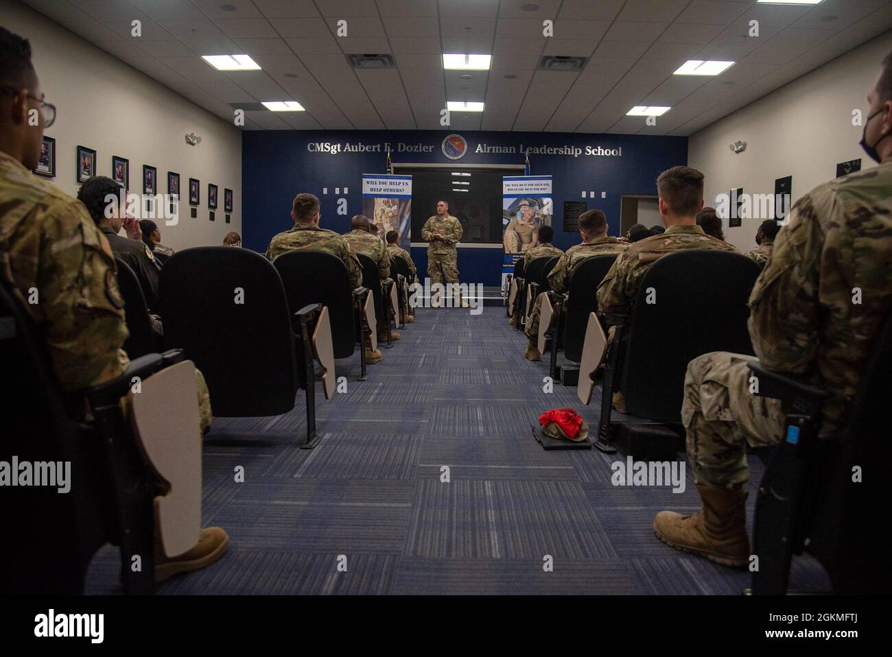 U.S. Air Force Tech. SGT. Steven Parina, 6° Maintenance Squadron Fuel Systems Craftsman, presenta una classe Airman Leadership School sulla donazione di midollo osseo e la corrispondenza durante un'unità di midollo osseo da Salute a vita alla base dell'aeronautica militare di MacDill, Florida, 26 maggio 2021. Salute to Life è un programma di donatori del Dipartimento della Difesa che consente ai membri del servizio di offrire volontariamente le proprie cellule per potenziali donazioni a pazienti che necessitano di un trapianto di midollo osseo. Foto Stock