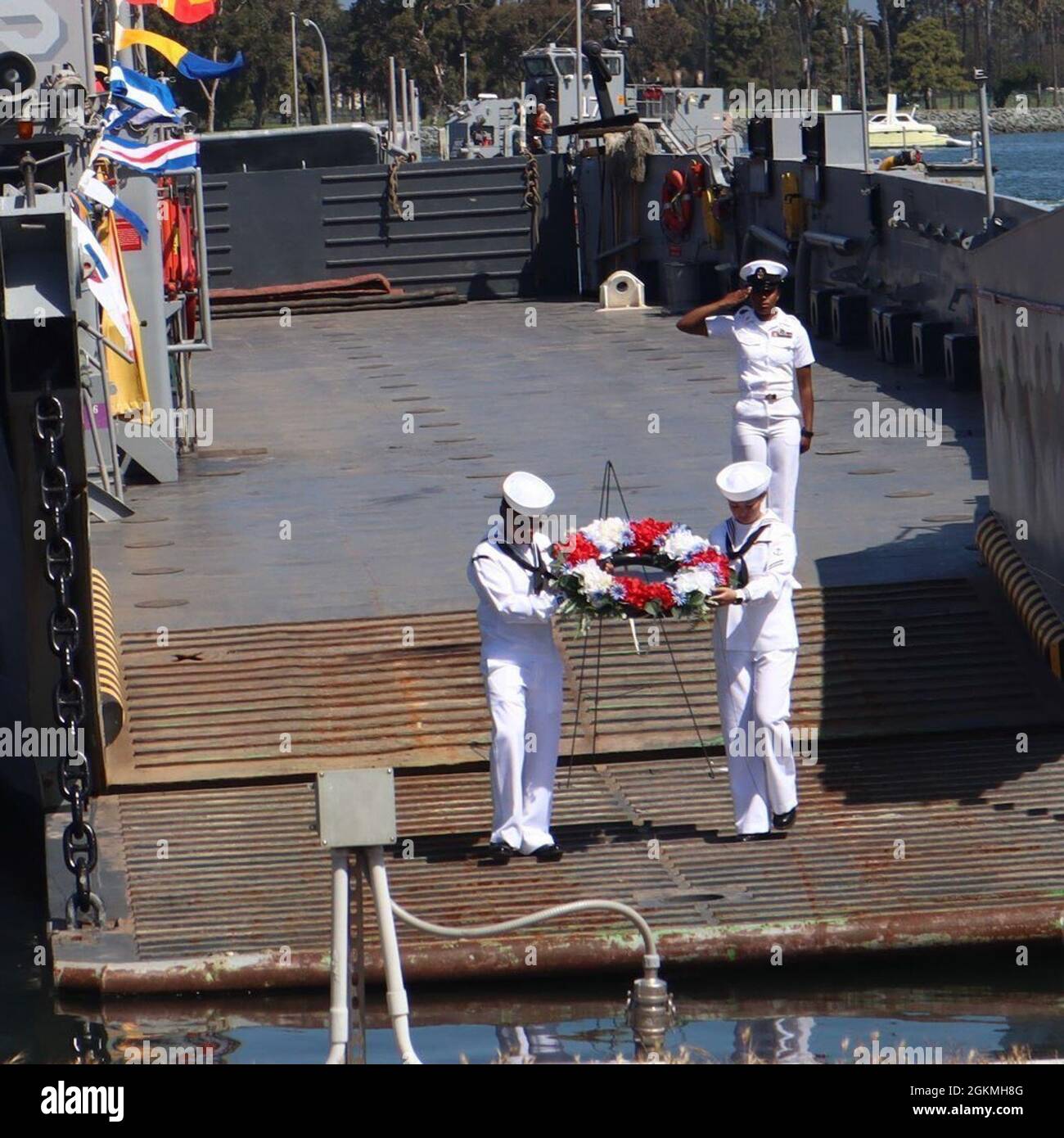 I marinai assegnati all'Assault Craft Unit (ACU) 1 partecipano a una cerimonia di posa della corona a bordo della base navale anfibia Coronado, California, 27 maggio, per commemorare il 52° anniversario degli attacchi all'Landing Craft, Utility (LCU) 1500 in Vietnam. Quattordici marinai furono uccisi e 12 furono feriti durante gli attacchi del 1968 e del 1969. Foto Stock