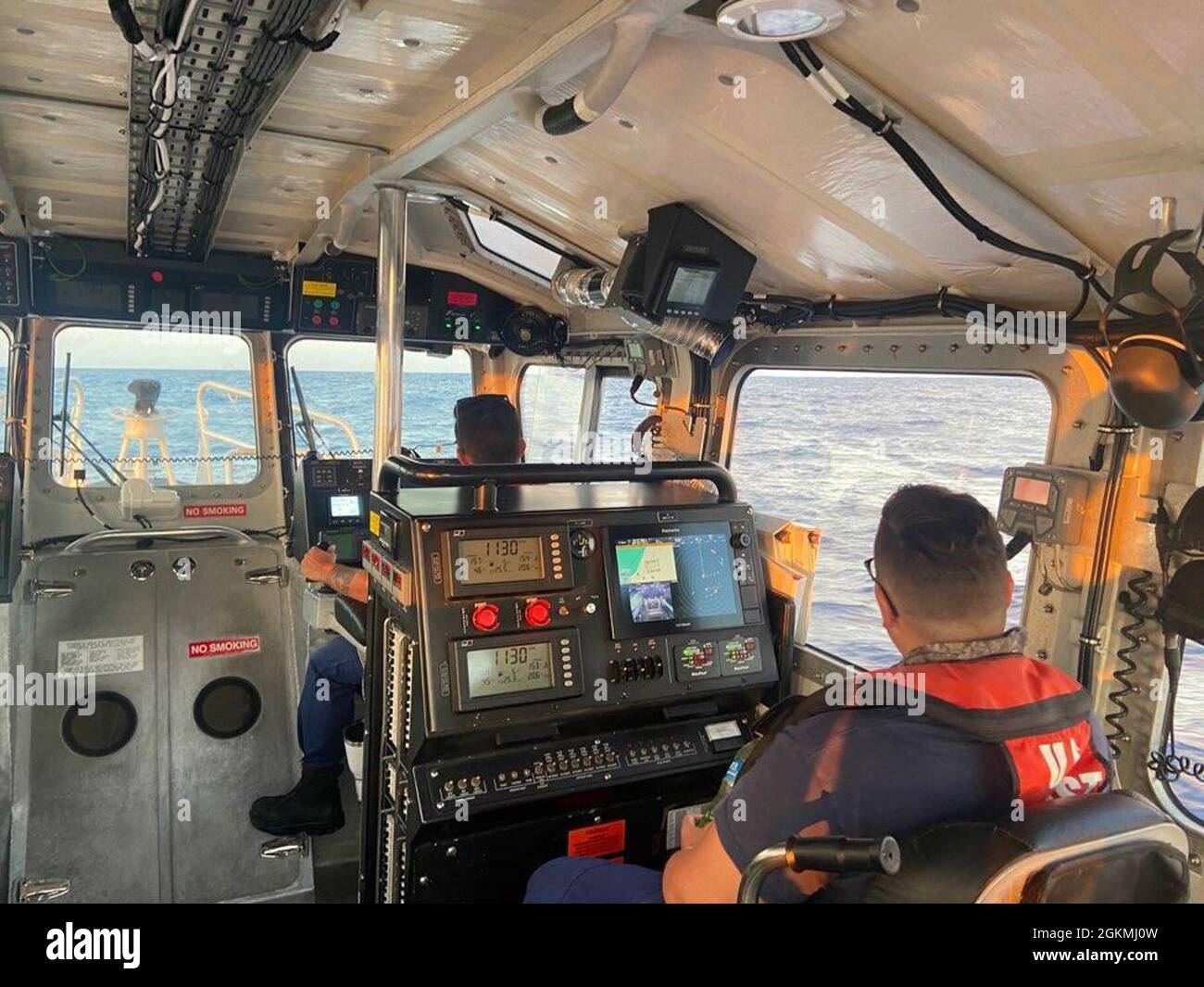 Una stazione della Guardia Costiera Key West piccolo equipaggio di barca recuperato due corpi dall'acqua circa 16 miglia a sud di Key West, Florida, maggio 27,2021. La Guardia Costiera è alla ricerca di 10 persone segnalate mancanti in acqua. Foto Stock