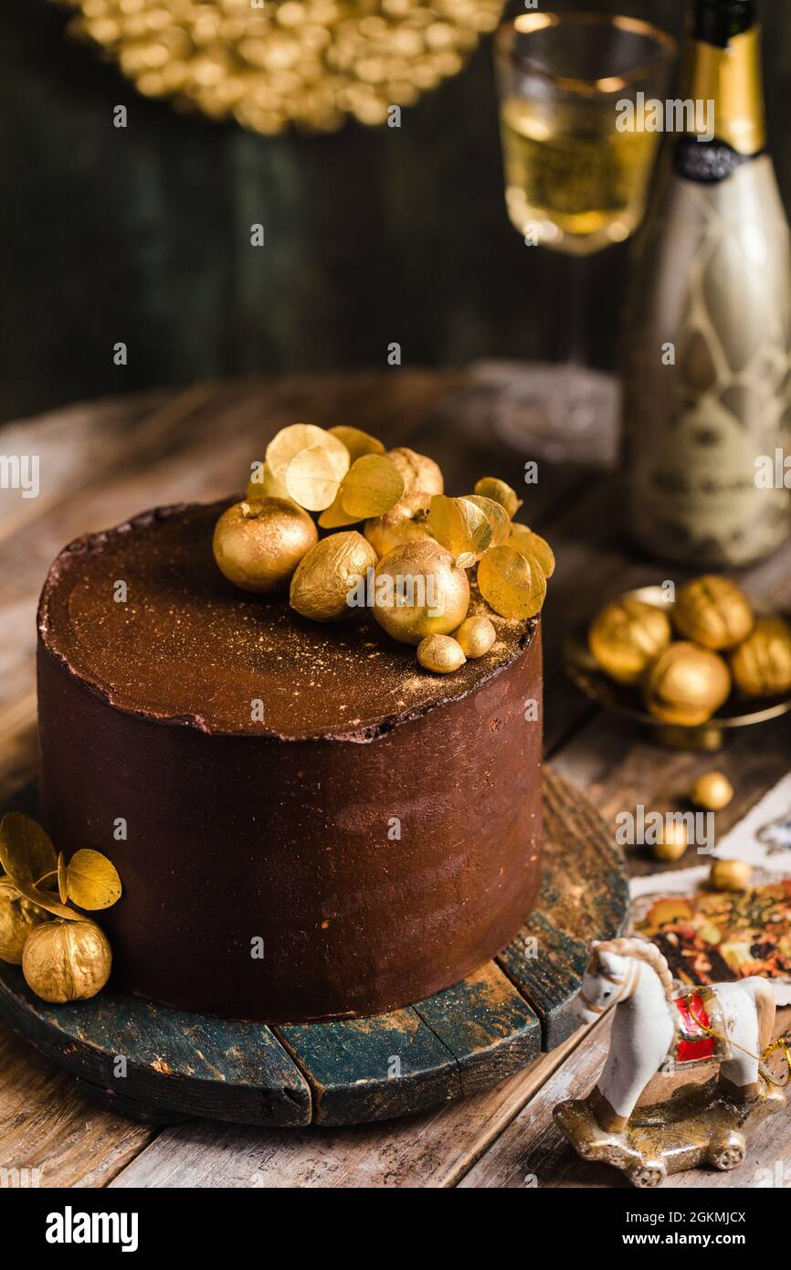 Torta al cioccolato con champagne dorato in stile rustico Foto Stock