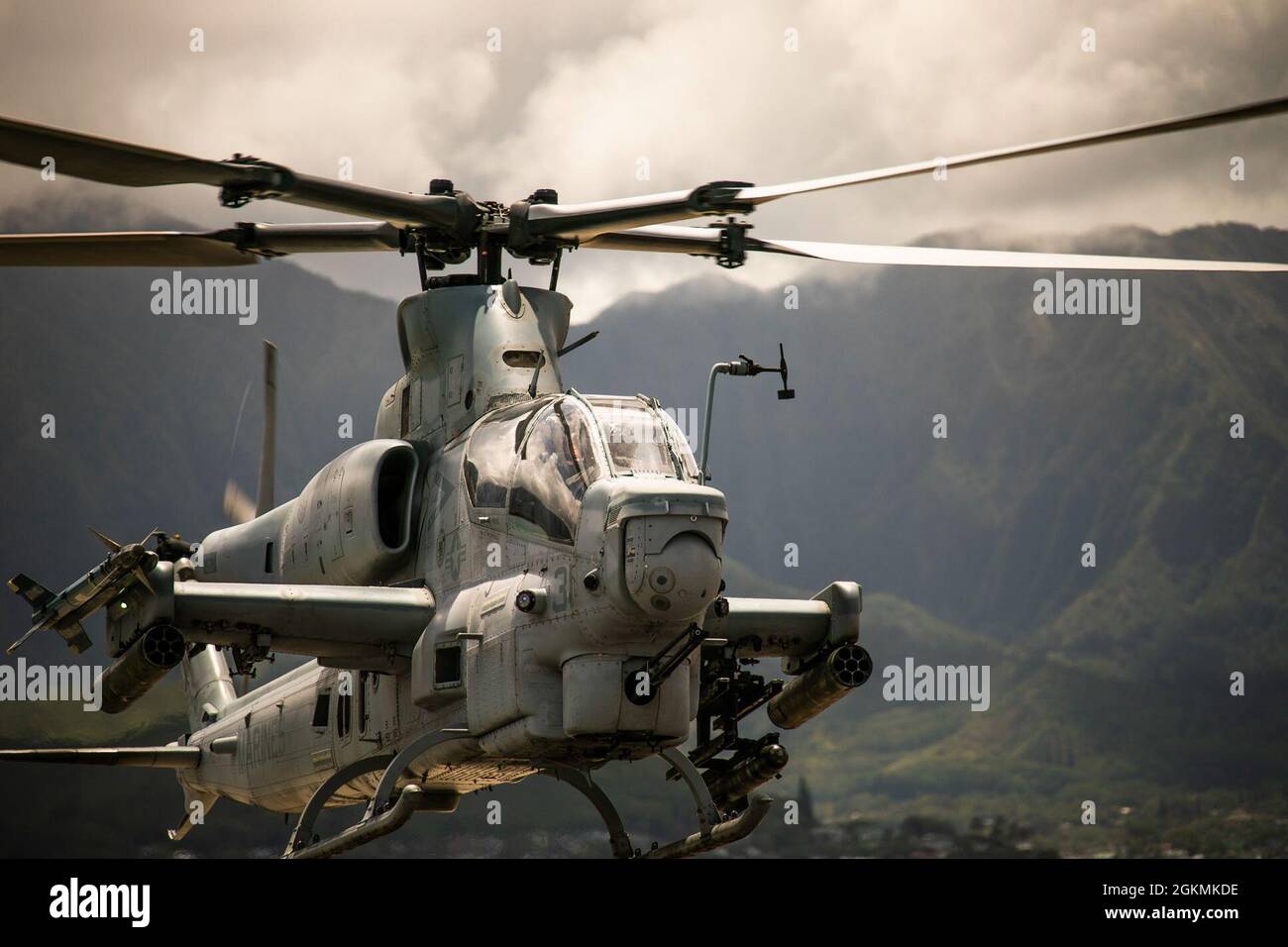 Un AH-1Z Viper attaccato a Marine Light Attack Helicopter Squadron 367 prende il volo durante un volo di addestramento di squadrone congiunto, Marine Corps base Hawaii, 27 maggio 2021. Il volo è stato condotto da HMLA-367 e Marine Heavy Helicopter Squadron 463 con l'intento di aumentare la disponibilità e promuovere l'interoperabilità tra i due squadroni. Foto Stock