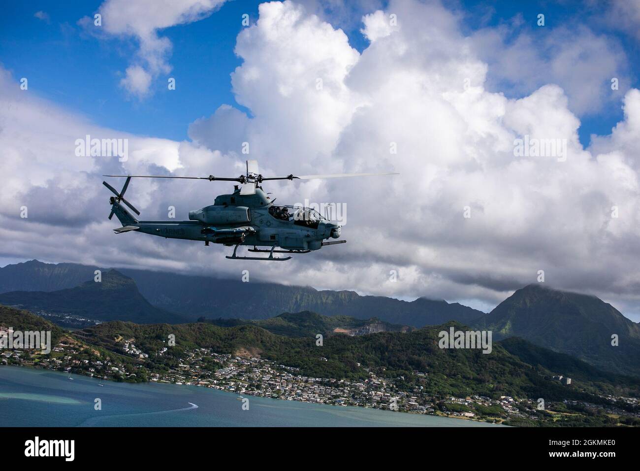 Un AH-1Z Viper attaccato al Marine Light Attack Helicopter Squadron 367 vola sull'isola di o'ahu, Hawaii, durante un volo di addestramento congiunto dello squadrone, 27 maggio 2021. Il volo è stato condotto da HMLA-367 e Marine Heavy Helicopter Squadron 463 con l'intento di aumentare la disponibilità e promuovere l'interoperabilità tra i due squadroni. Foto Stock