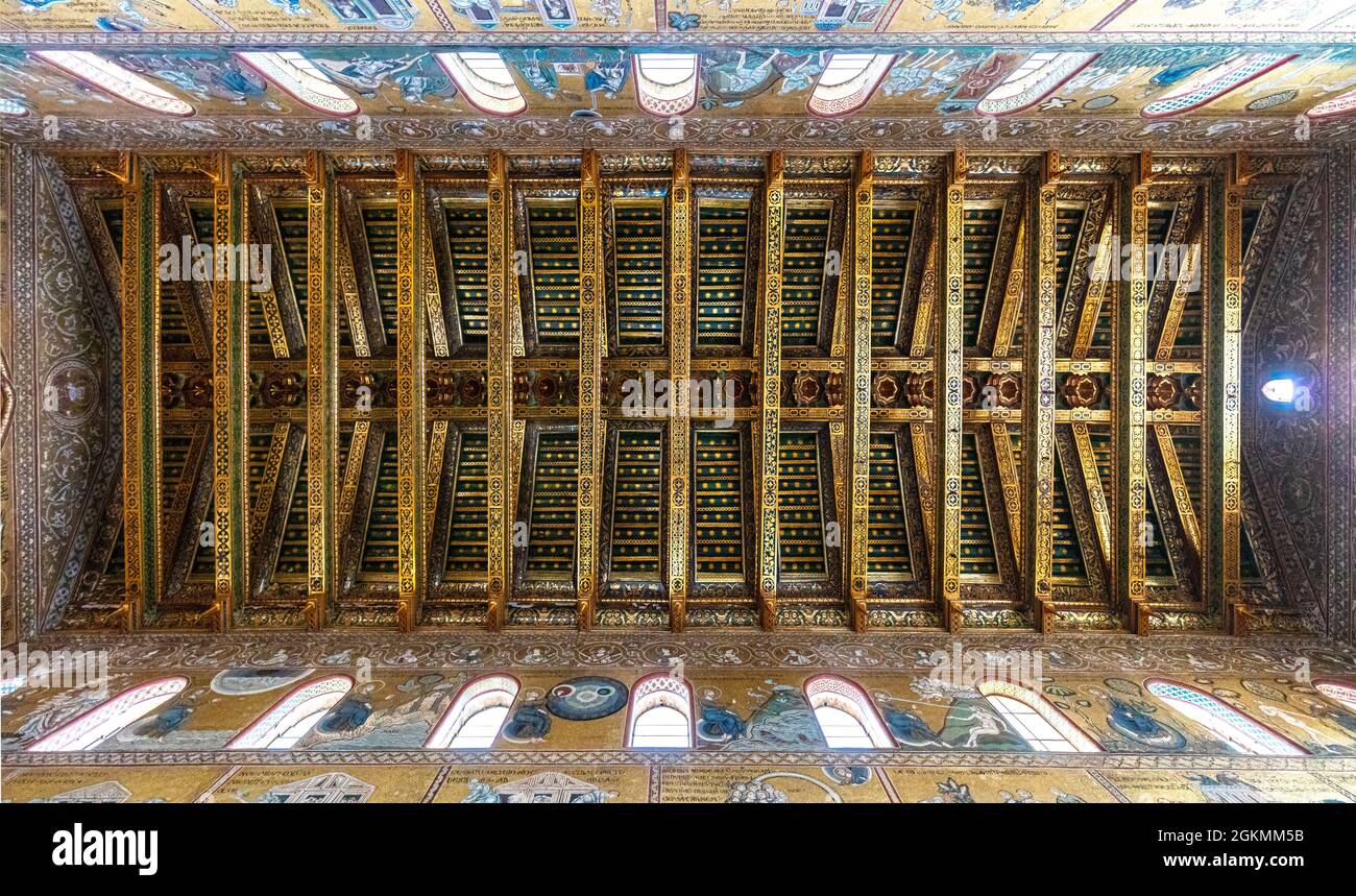cattedrale di monreale soffitto travi decorate in oro. Foto Stock