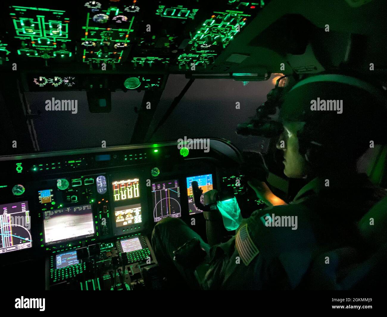 Coast Guard Air Station l'equipaggio di Miami cerca 10 persone mancanti in acqua circa 16 miglia a sud di Key West, Florida, maggio 28,2021. L'equipaggio del Cutter Resolute della Guardia Costiera ha salvato otto persone, e una Station Key West 45 piedi Response Boat- mezzo equipaggio recuperato due persone deceduto. Foto Stock