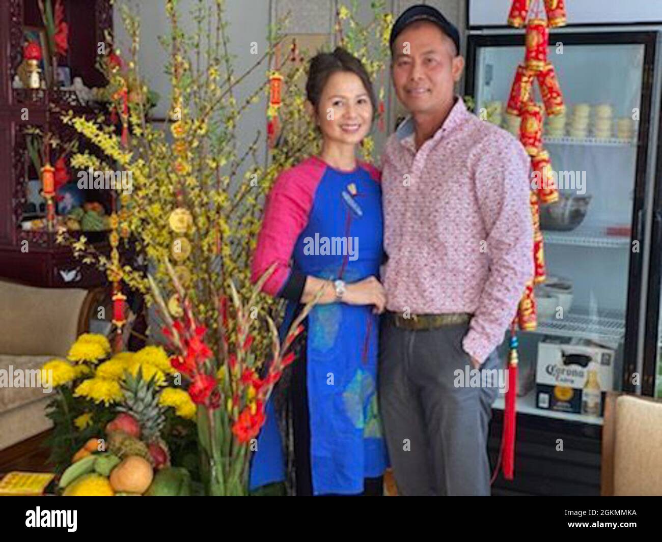 Quynh (a sinistra) e suo marito, Khanh (a destra) al loro negozio in California. SPC. I genitori di Ryan Do sono cresciuti da Nang, Vietnam durante la guerra del Vietnam. Dopo la fuga delle loro famiglie ad Hong Kong, arrivarono negli Stati Uniti. La coppia si è incontrata al matrimonio di un amico. Il loro figlio, Ryan, serve come medaglia di combattimento nel quartier generale e nel quartier generale della batteria, artiglieria della 101a Divisione, Divisione Airborne della 101a Divisione (Air Assault). Foto Stock