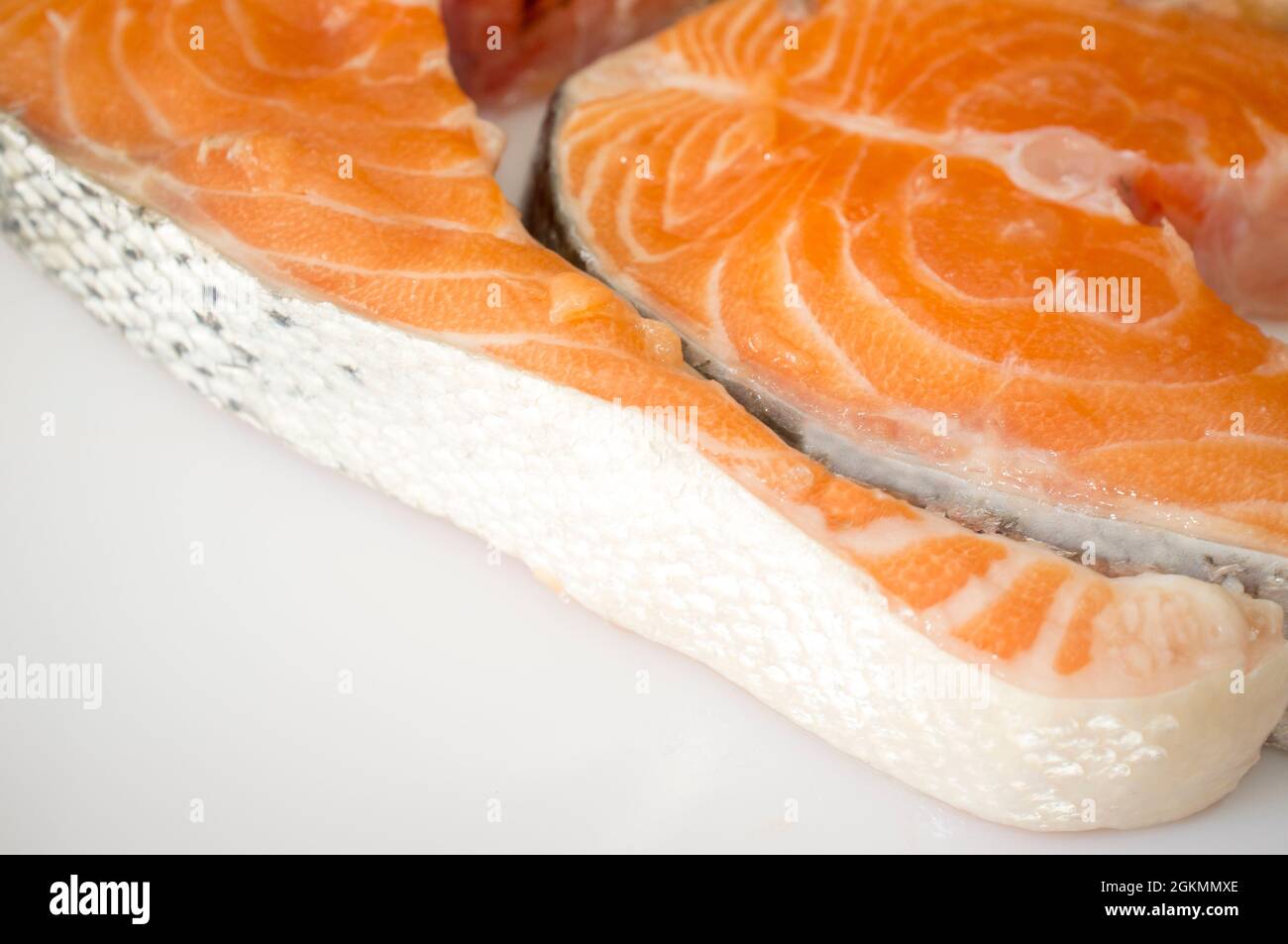 Bistecche di salmone dell'Atlantico. Primo piano su bianco Foto Stock