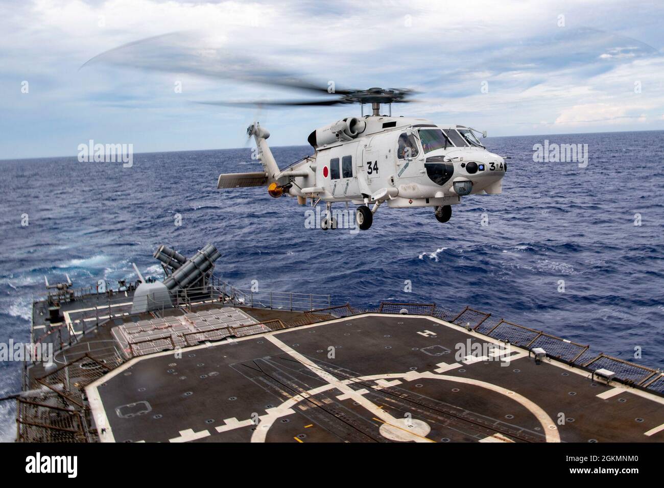 210528-N-JW440-1918 MAR DELLE FILIPPINE (28 maggio 2021) un MH-60K Seahawk, della Japan Maritime Self-Defense Force (JMSDF) decolla dal ponte di volo dell'incrociatore missilistico guidato di classe Ticonderoga USS Shiloh (CG-67). Shiloh è collegato al Comandante, Task Force 70/Carrier Strike Group 5 che conduce operazioni in corso a sostegno di un libero e aperto Indo-Pacific. Foto Stock