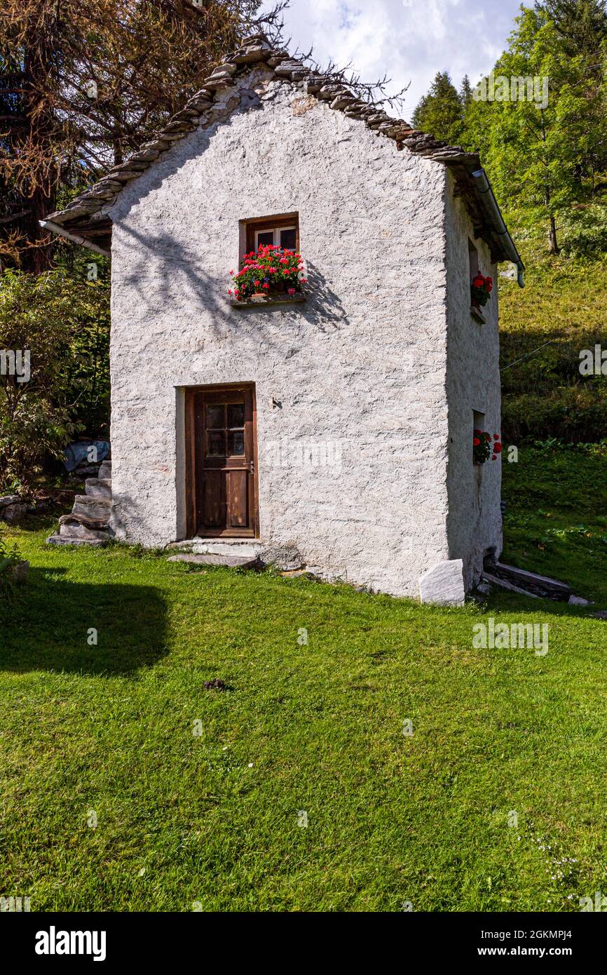 L'antico magazzino di farina di Bosco Gurin, Circolo della Rovana, Svizzera Foto Stock