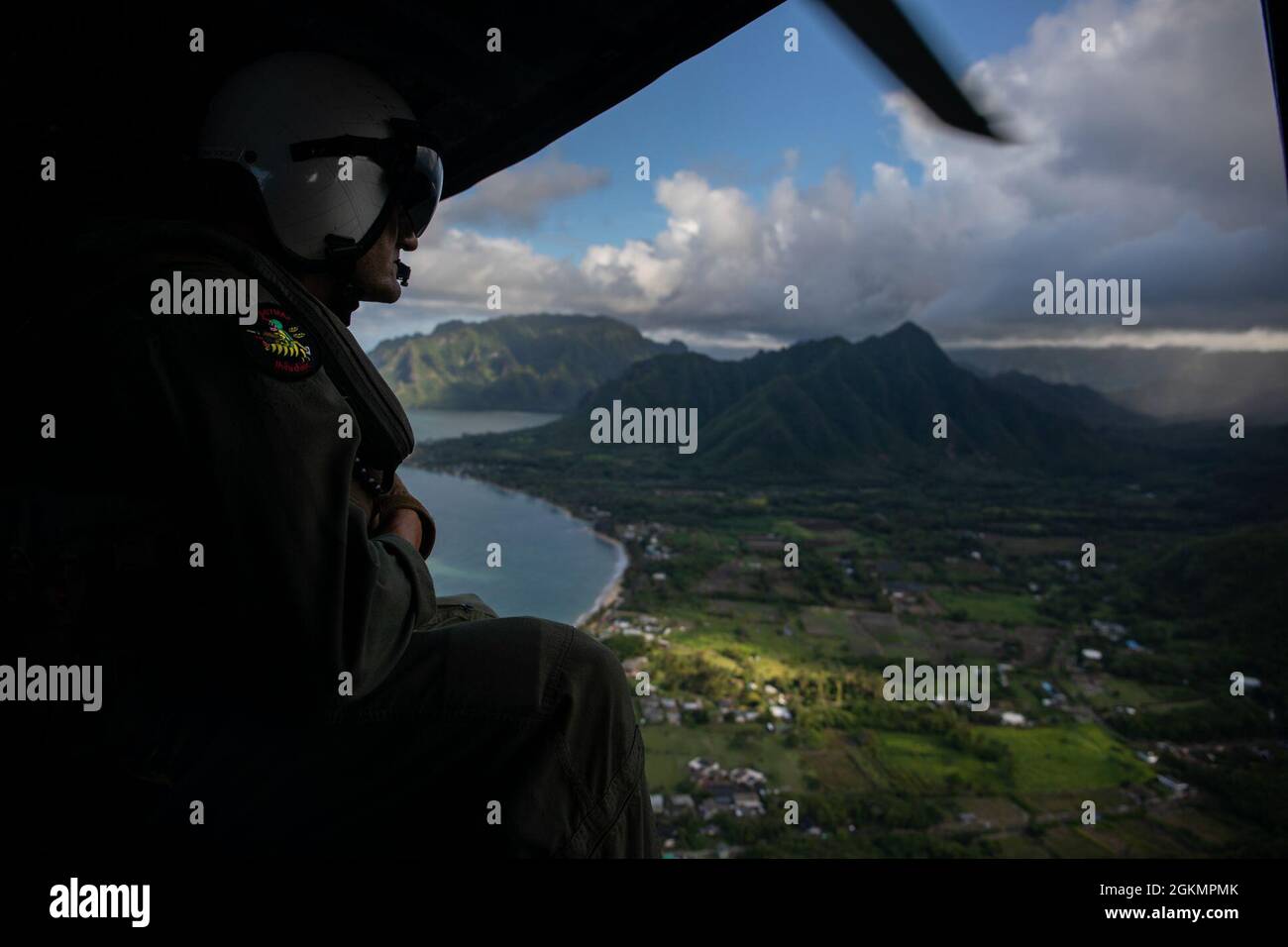 U.S. Marine Sgt. Joseph Sorigie, sergente maggiore, Marine Light Attack Helicopter Squadron 367, osserva l'ambiente hawaiano locale da una UH-1Y Venom come parte di un volo di addestramento, 28 maggio 2021. Il volo HMLA-367 era in congiunzione con l'ultimo volo di Sorgie come HMLA-367 Sergeant Major. Foto Stock