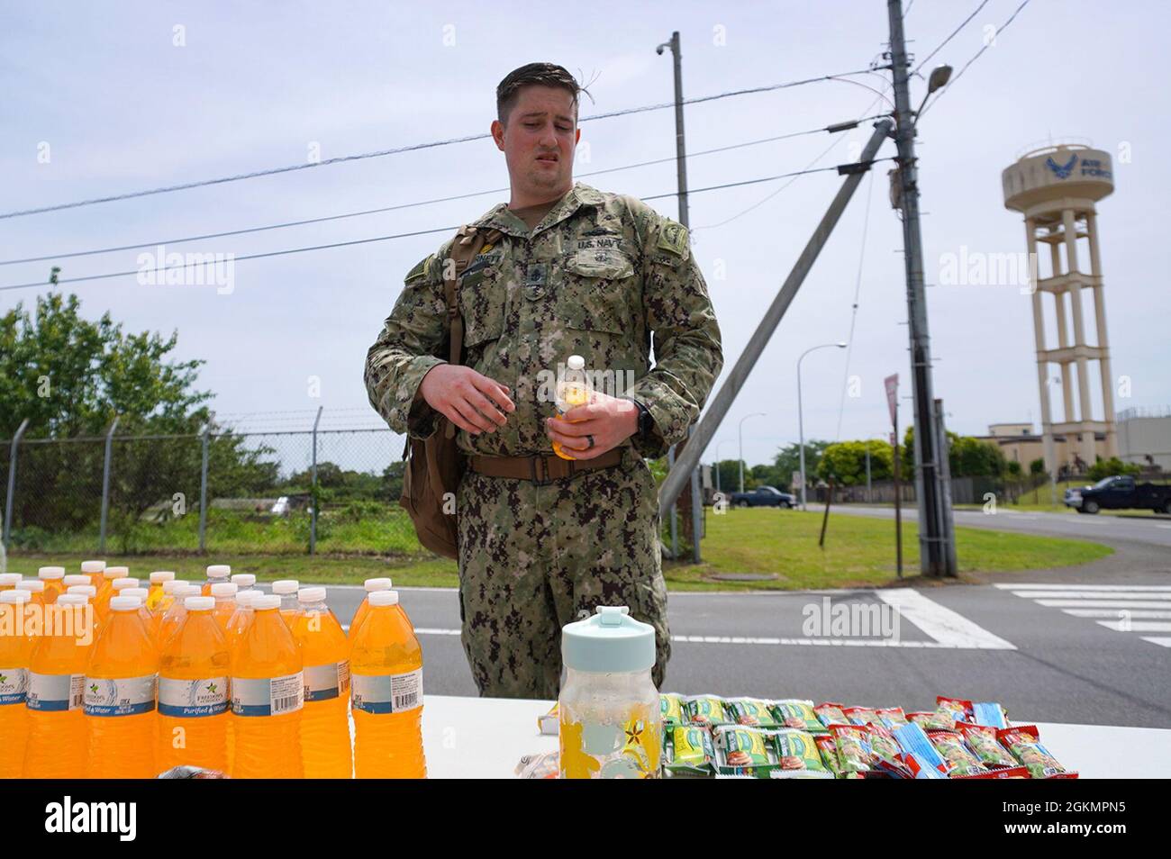 YOKOTA, Giappone (28 maggio 2021) Capo Master-at-Arms Andrew Burnett, assegnato al comandante, Fleet Activities il dipartimento di sicurezza di Yokosuka (CFAY), si ferma in una stazione d'acqua durante la marcia dei piedi norvegesi ospitata dal 374° Squadrone delle Comunicazioni dell'Aeronautica militare degli Stati Uniti presso la Yokota Air base. All'evento internazionale hanno partecipato quattro marinai della CFAY e 30 membri del servizio statunitense, rappresentanti la base aerea Yokota, le forze degli Stati Uniti, il Giappone e la forza spaziale statunitense. Per oltre 75 anni, CFAY ha fornito, mantenuto e gestito strutture e servizi di base a supporto del forw della settima flotta statunitense Foto Stock