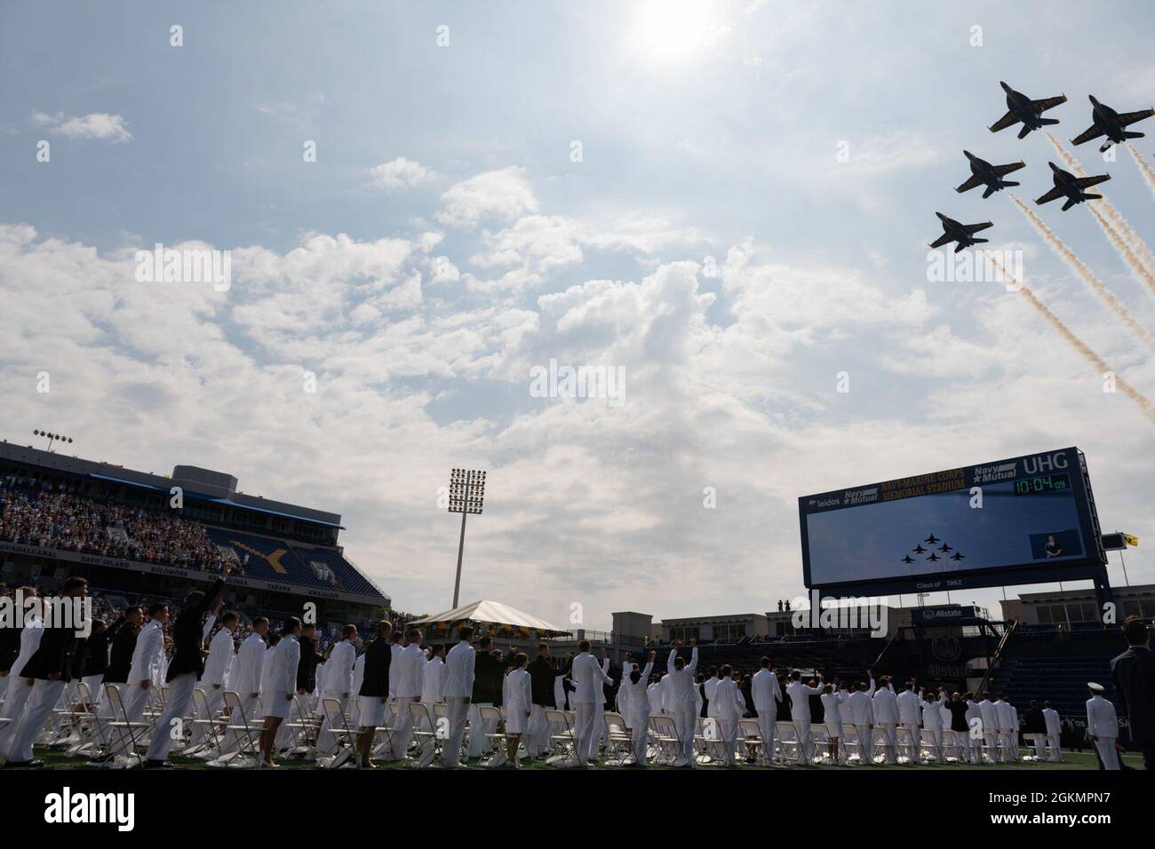 ANNAPOLIS, Md. (28 maggio 2021) lo Squadrone della dimostrazione di volo della Marina degli Stati Uniti, gli Angeli blu, vola in formazione sopra la Classe di Classe di 2021 dell'Accademia Navale degli Stati Uniti cerimonia di laurea e di commissioning allo Stadio commemorativo del corpo della Marina-Marina. La classe 2021 della U.S. Naval Academy si è laureata 1,084 in una cerimonia in cui il Vice Presidente Kamala Harris ha espresso commenti come relatore ospite. Foto Stock
