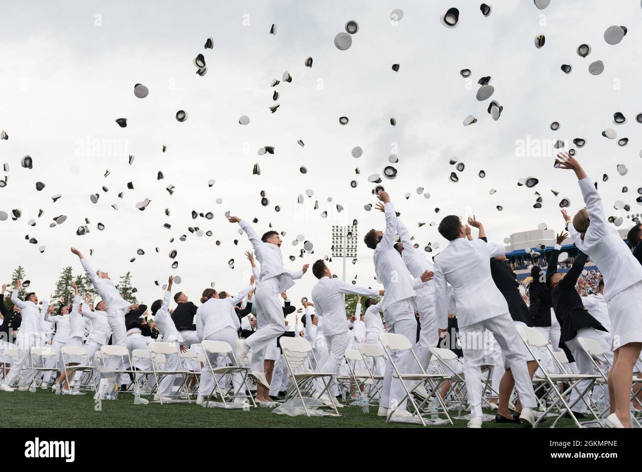 ANNAPOLIS, Md. (28 maggio 2021) dopo tre incoraggiamenti per quelli che lasciano dietro, i nuovi insegne della Marina degli Stati Uniti e i secondi tenenti del corpo Marino della Classe di 2021 dell'Accademia Navale degli Stati Uniti lanciano le loro coperture alla conclusione della cerimonia di laurea e di commissioning allo Stadio del Memorial del corpo Navale-Marino. La classe di 2021 si è laureata 1,084 uomini d'internamento e sono stati indirizzati dal vicepresidente Kamala Harris. Foto Stock