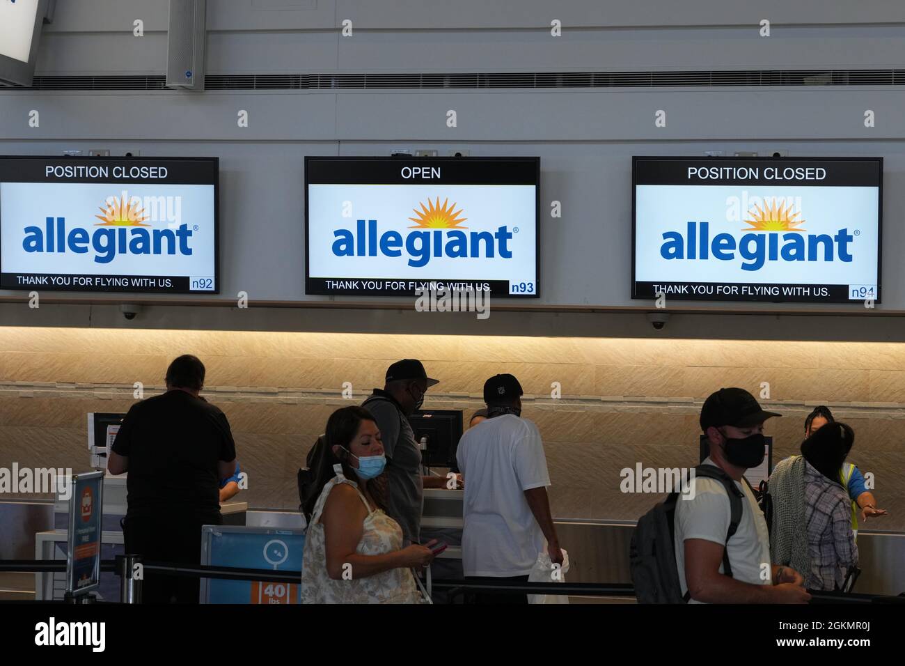 I passeggeri sono in fila presso la biglietteria Allegiant Airlines dell'aeroporto internazionale McCarran, martedì 14 settembre 2021, a Las Vegas. Foto Stock