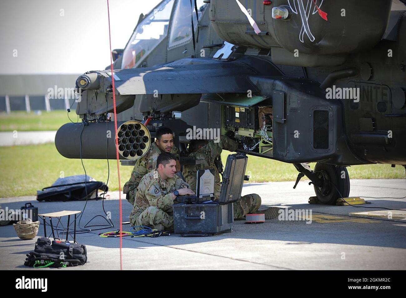 Chief Warrant Officer 3 Sebastian Rivas a Maintenance Test Pilot 152HG assegnato a Bravo Company, PFC. Ovidio Jacques a 15Y assegnato alla società Delta, e SPC. Shakeem Eriachl a 15Y assegnato a Bravo Company 1-3° attacco Battaglione, 12 ° combattimento Aviazione Brigata sono visto lavorando su un AH-64D Apache risoluzione dei problemi MUMT. Foto Stock