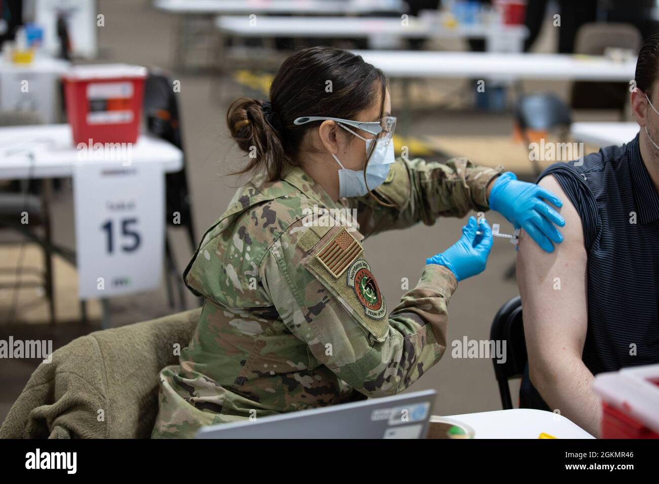 Il Senior Airman Esperanza Avila dell'aeronautica statunitense, assegnato al 22° Squadrone di pronto medico operativo presso la McConnell Air Force base, Kansas, somministra il vaccino COVID-19 ad un locale Minneapolis-St Membro della comunità Paul al Centro di vaccinazione della Comunità a St. Paul, Minnesota, 29 maggio 2021. Man mano che la missione si conclude, l'Airman che sostiene il centro continua la stessa professionalità e cura che avevano dal giorno uno della missione. Il comando del Nord degli Stati Uniti, attraverso l'esercito del Nord degli Stati Uniti, rimane impegnato a fornire il supporto continuo e flessibile del Dipartimento della Difesa all'emergenza federale Foto Stock