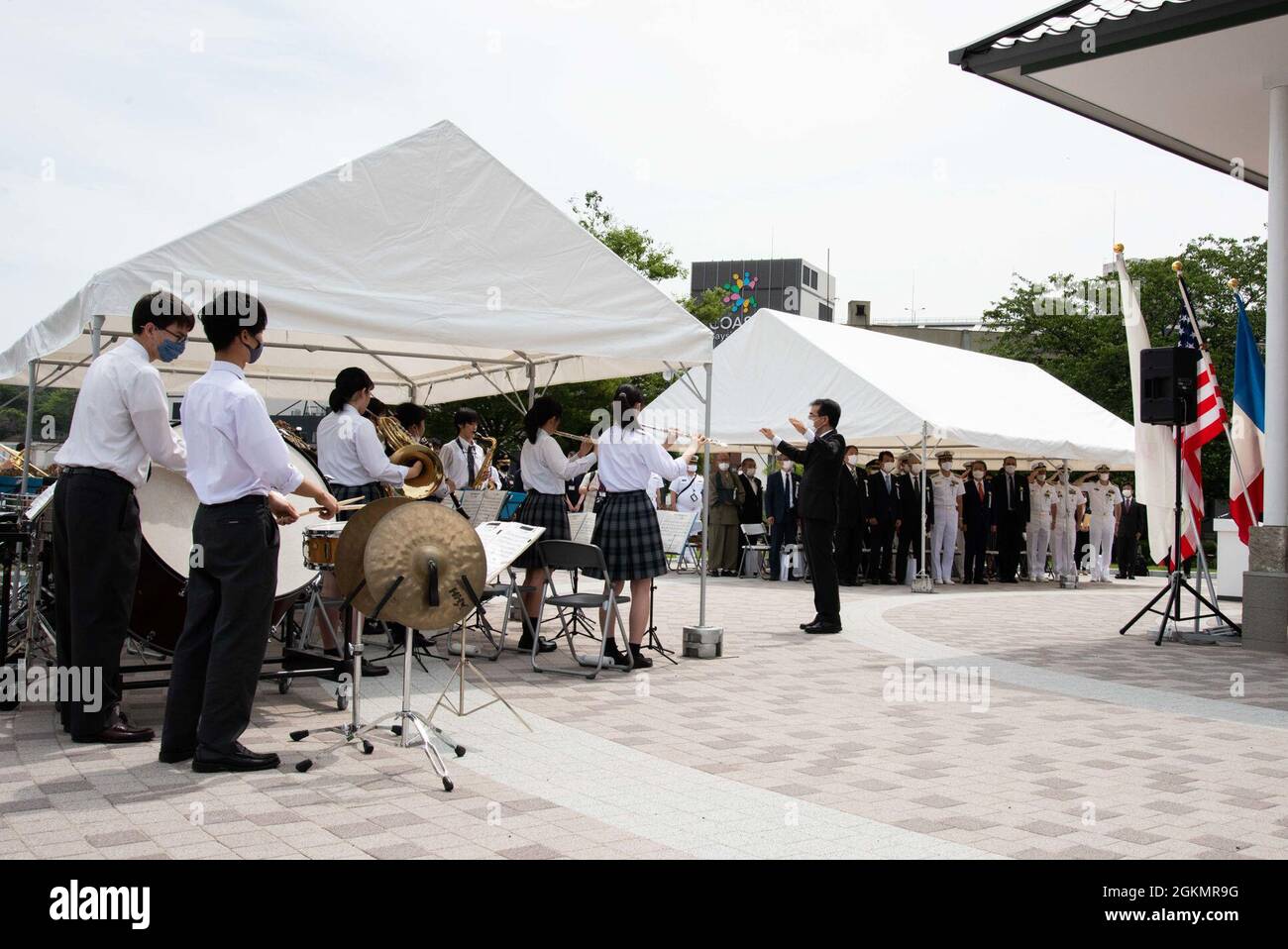YOKOSUKA, Giappone (29 maggio 2021) – la banda di ottoni della Sougou High School di Yokosuka suona i National Anthems francesi, statunitensi e giapponesi per i membri della City of Yokosuka, l'Ambasciata francese, la forza di autodifesa marittima del Giappone, il comandante, la regione della Marina Giappone, E Commander, Fleet Activities Yokosuka durante una cerimonia di apertura per il Thibaudier House Tourist Centre and Museum a Verney Park. Jules César Claude Thibaudier, il nomonimo del museo, fu ingegnere navale francese e vice amministratore capo della Yokosuka Iron Works negli anni 1860 e 1870. Da oltre 75 anni, CFAY ha fornito, mantenere Foto Stock