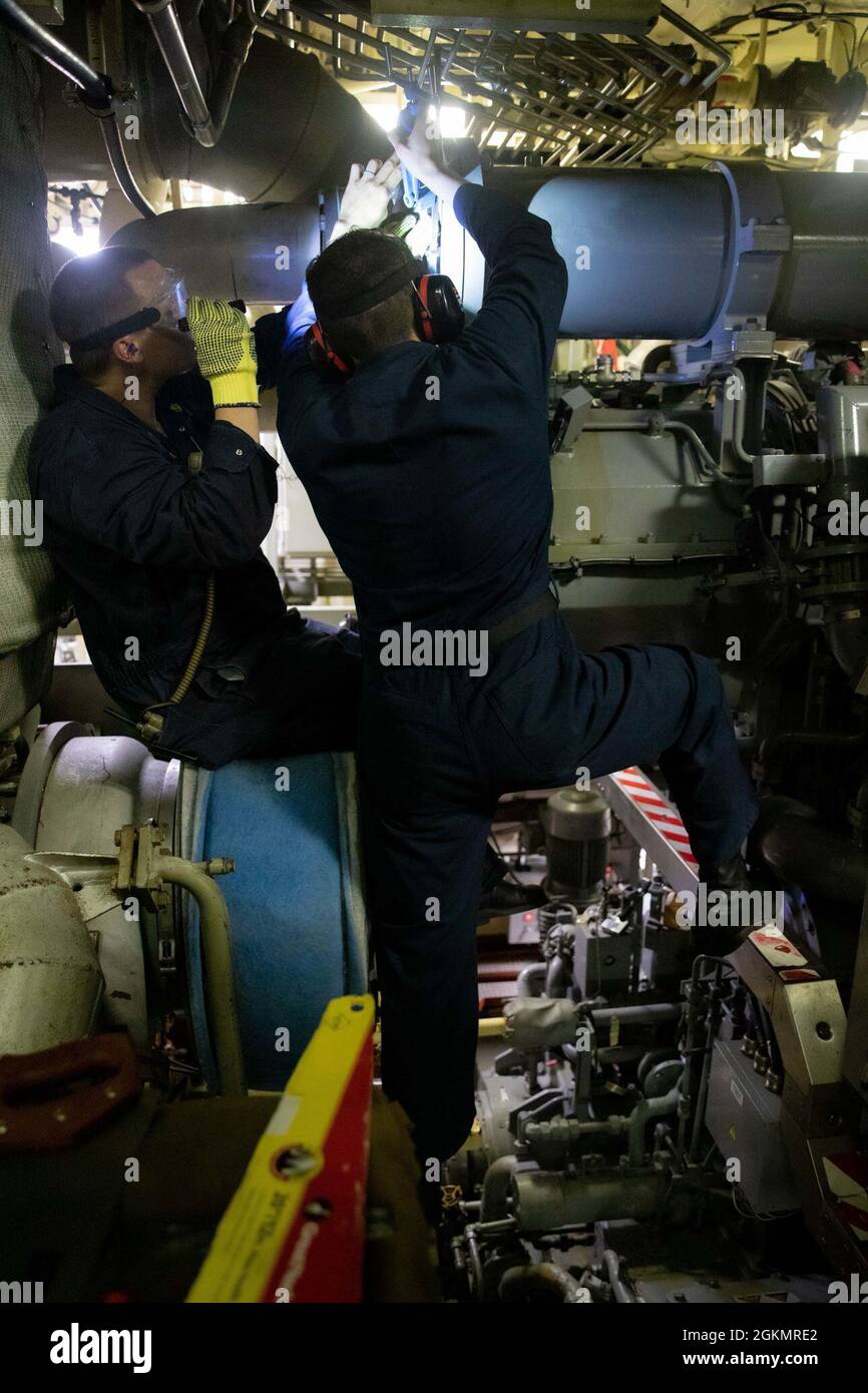 210529-N-RL695-1050 CARIBBEAN SEA - (29 maggio 2021) -- Capo Damage Controlman William Quirk, a sinistra, e danni Controlman Fireman Tyler Strickland effettuare manutenzione su un riduttore di raffreddamento nella sala macchine principale a bordo della nave da combattimento litoranea variante Freedom USS Sioux City (LCS 11), 29 maggio 2021. Sioux City è schierata nell'area operativa della 4th Fleet degli Stati Uniti per sostenere la missione della Joint Interagency Task Force South, che include missioni di lotta contro il traffico illecito di droga nei Caraibi e nell'Oceano Pacifico orientale. Foto Stock