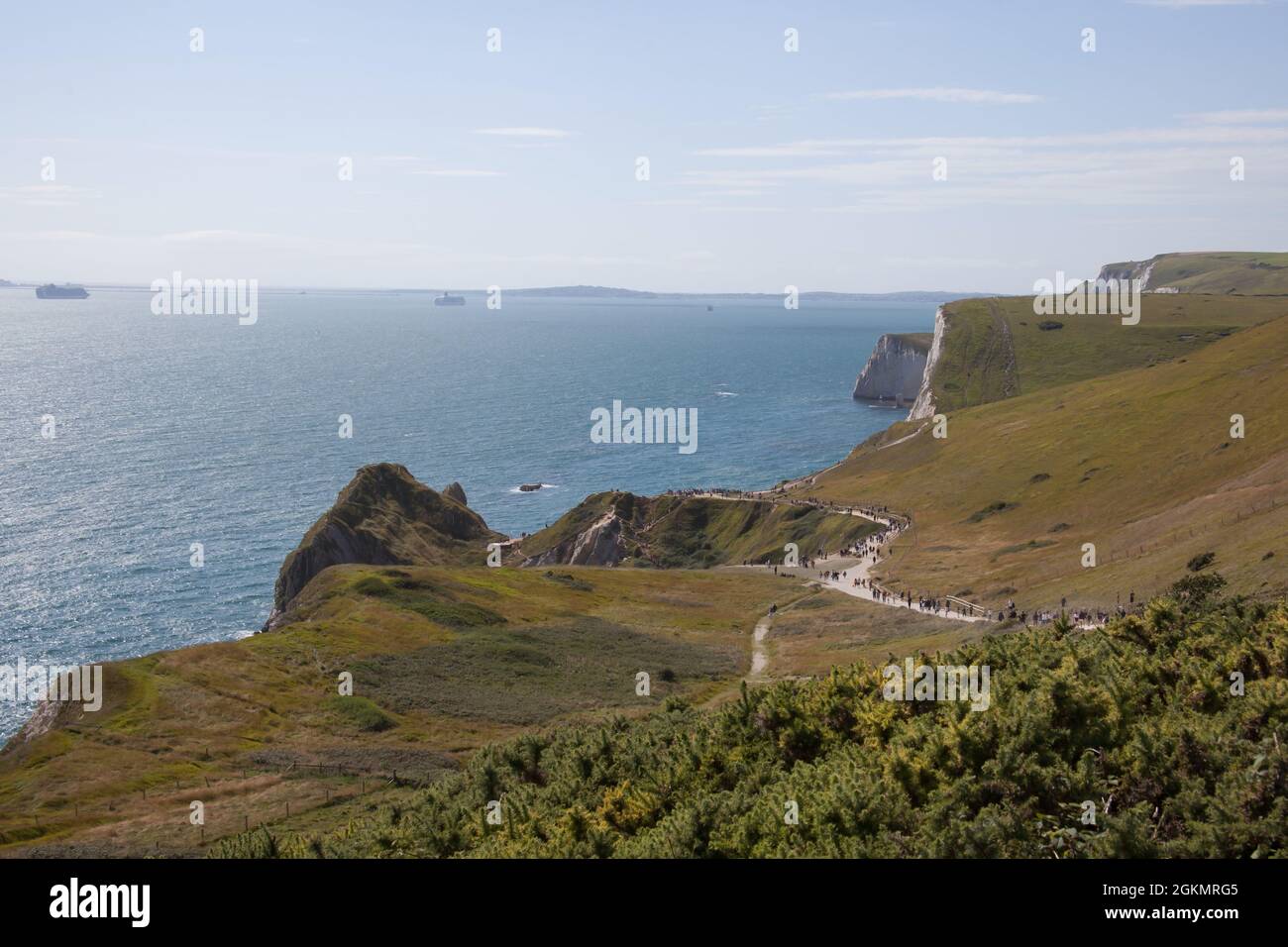 Vista su Durdle Door e St Oswald's Bay Beach a Dorset in una giornata estiva nel Regno Unito Foto Stock