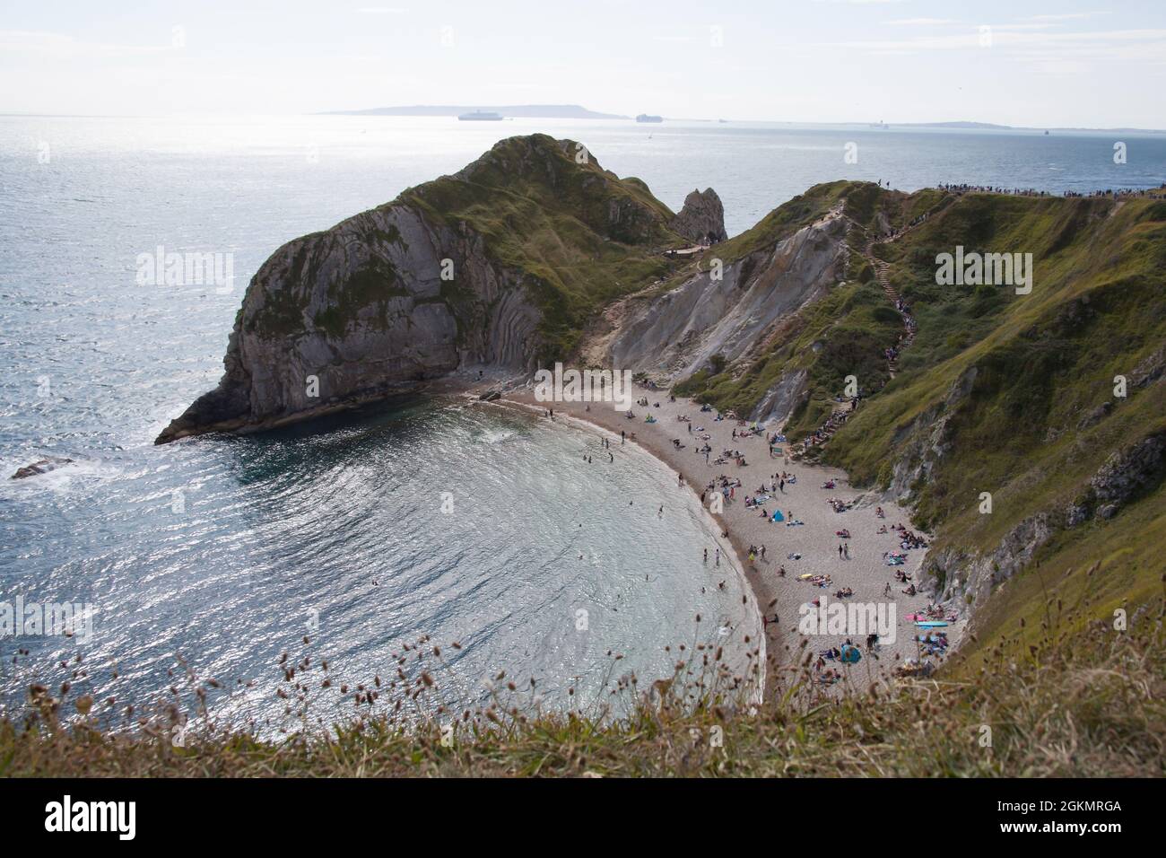 Vista sulla spiaggia di St Oswald's Bay a Dorset in una giornata estiva nel Regno Unito Foto Stock