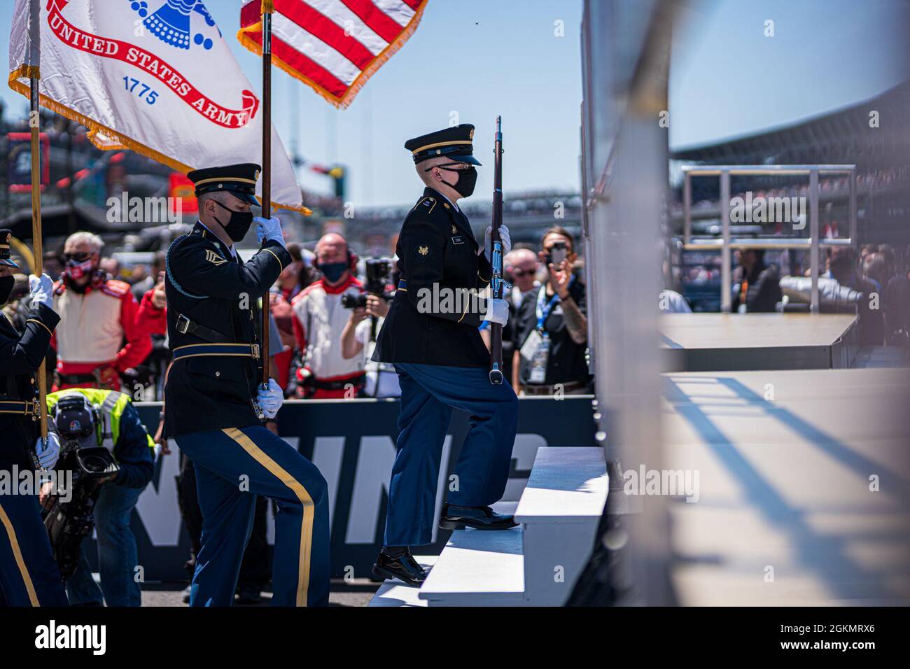 Le filiali delle forze armate degli Stati Uniti sono rappresentate dalla loro guardia di colore designata durante le cerimonie pre-corsa all'autodromo di Indianapolis il 30 maggio 2021, durante le cerimonie di apertura della Indianapolis 500 maggio 30, 2021. Foto Stock
