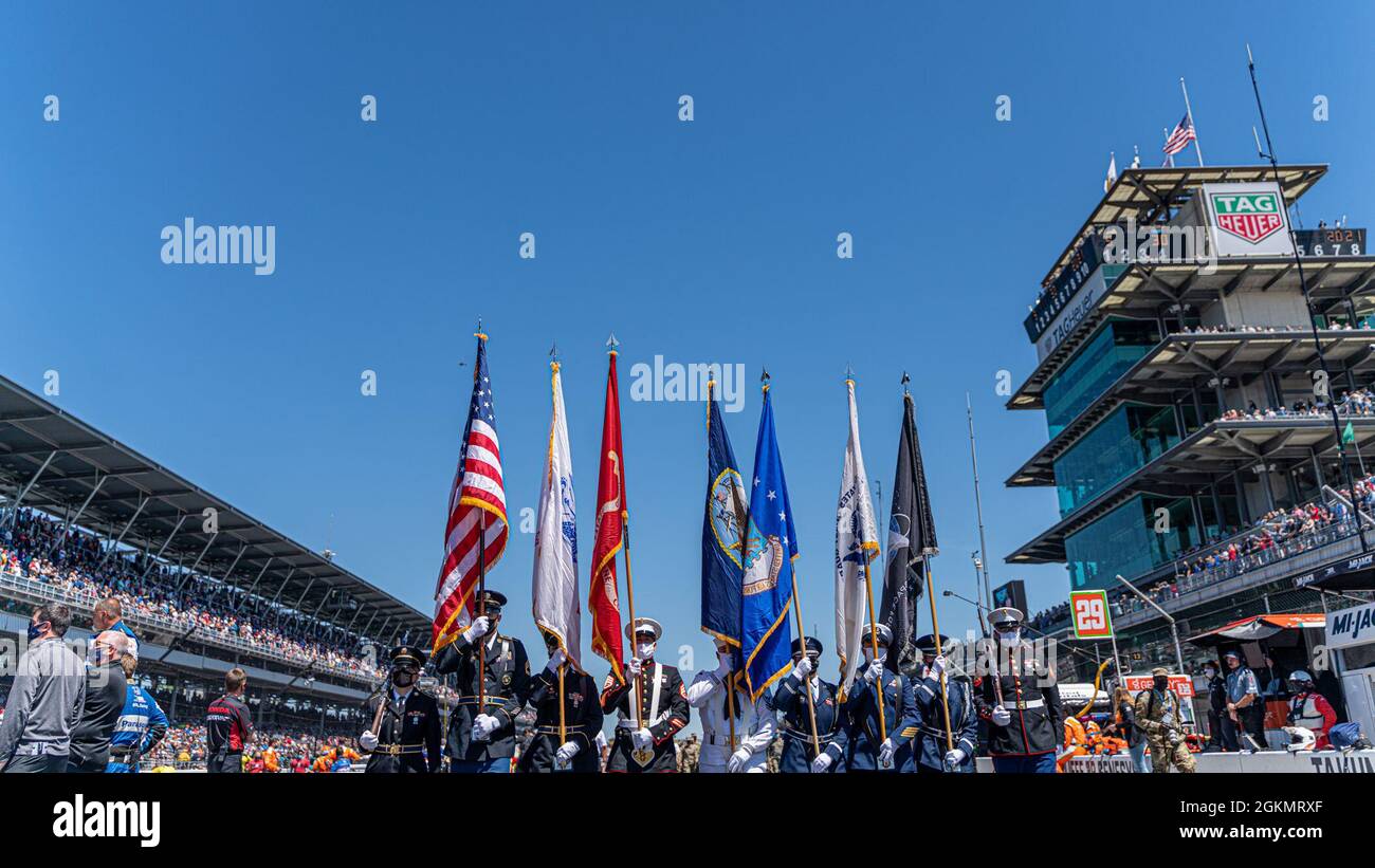 Le filiali delle forze armate degli Stati Uniti sono rappresentate dalla loro guardia di colore designata durante le cerimonie pre-corsa all'autodromo di Indianapolis il 30 maggio 2021, durante le cerimonie di apertura della Indianapolis 500 maggio 30, 2021. Foto Stock