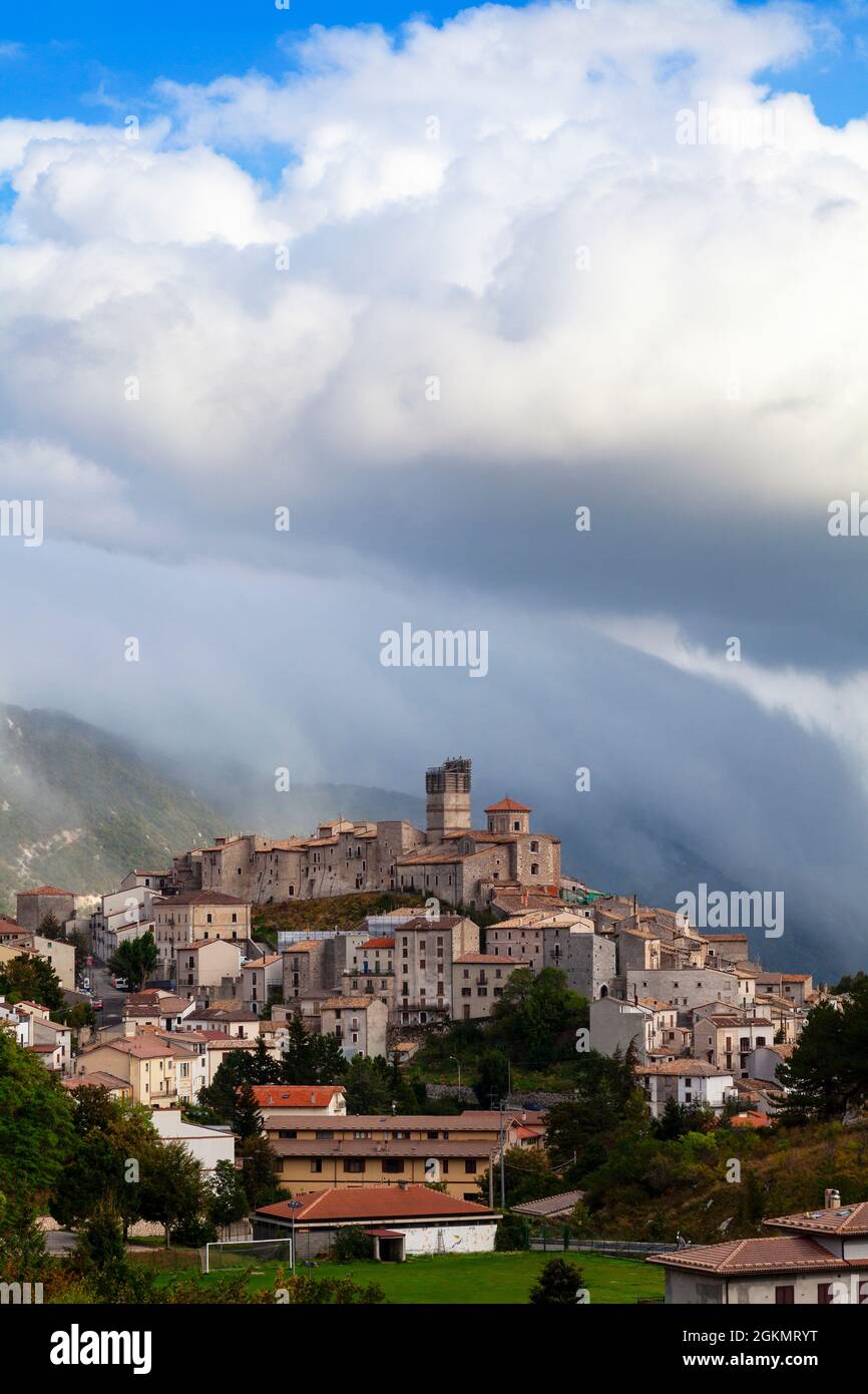 Castel del Monte, borgo medievale situato nel Parco Nazionale del Gran Sasso e Monti della Laga a l'Aquila in Abruzzo. Foto Stock